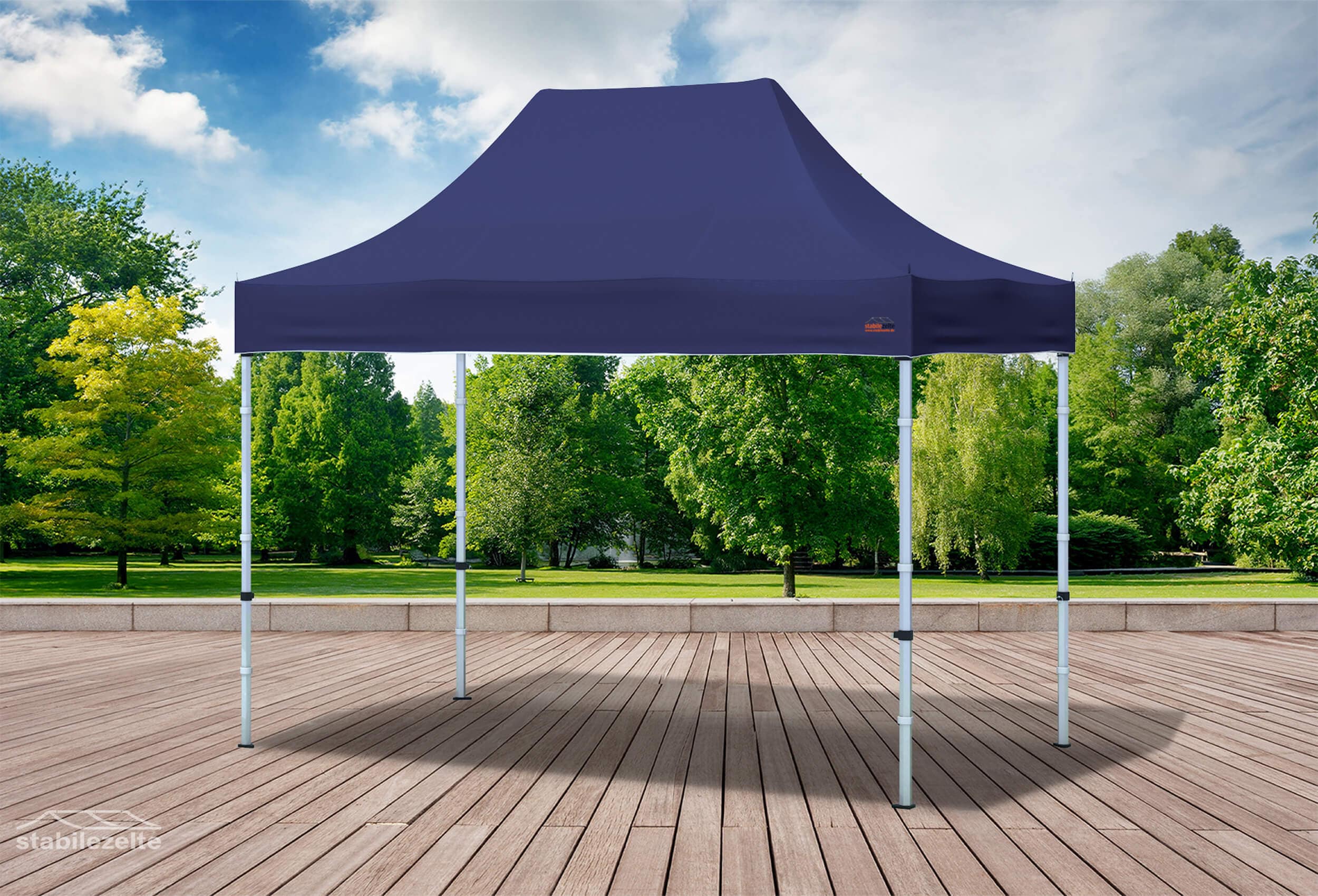 Blauer Faltpavillon ohne Seitenteile 3 x 2m in einem Park