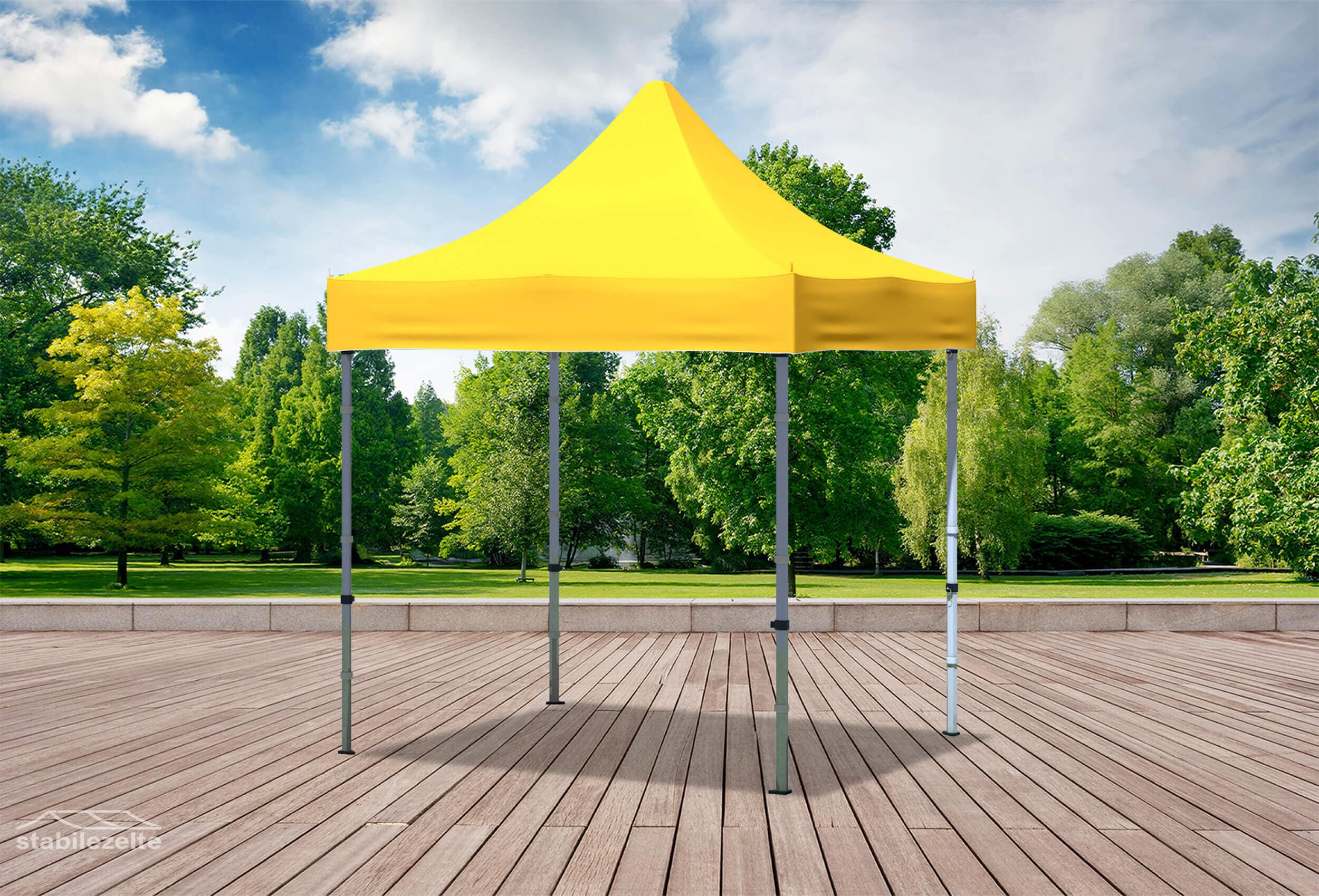 Gelber Faltpavillon ohne Seitenteile 2 x 2m in einem Park