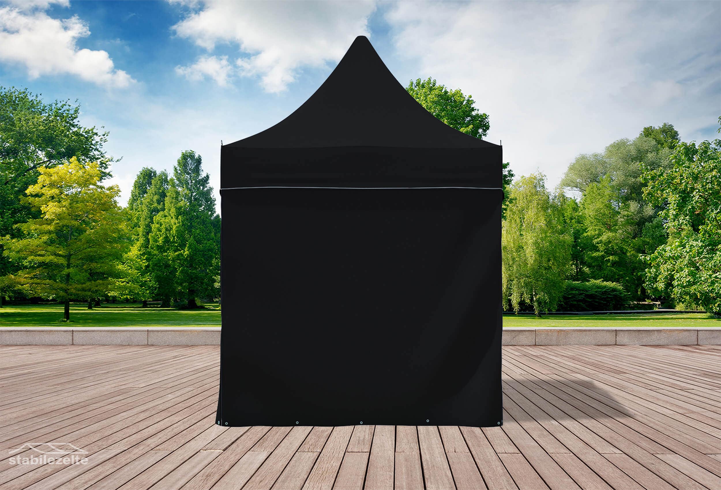 Schwarzer Faltpavillon mit geschlossenen Seitenteilen 3 x 2m in einem Park