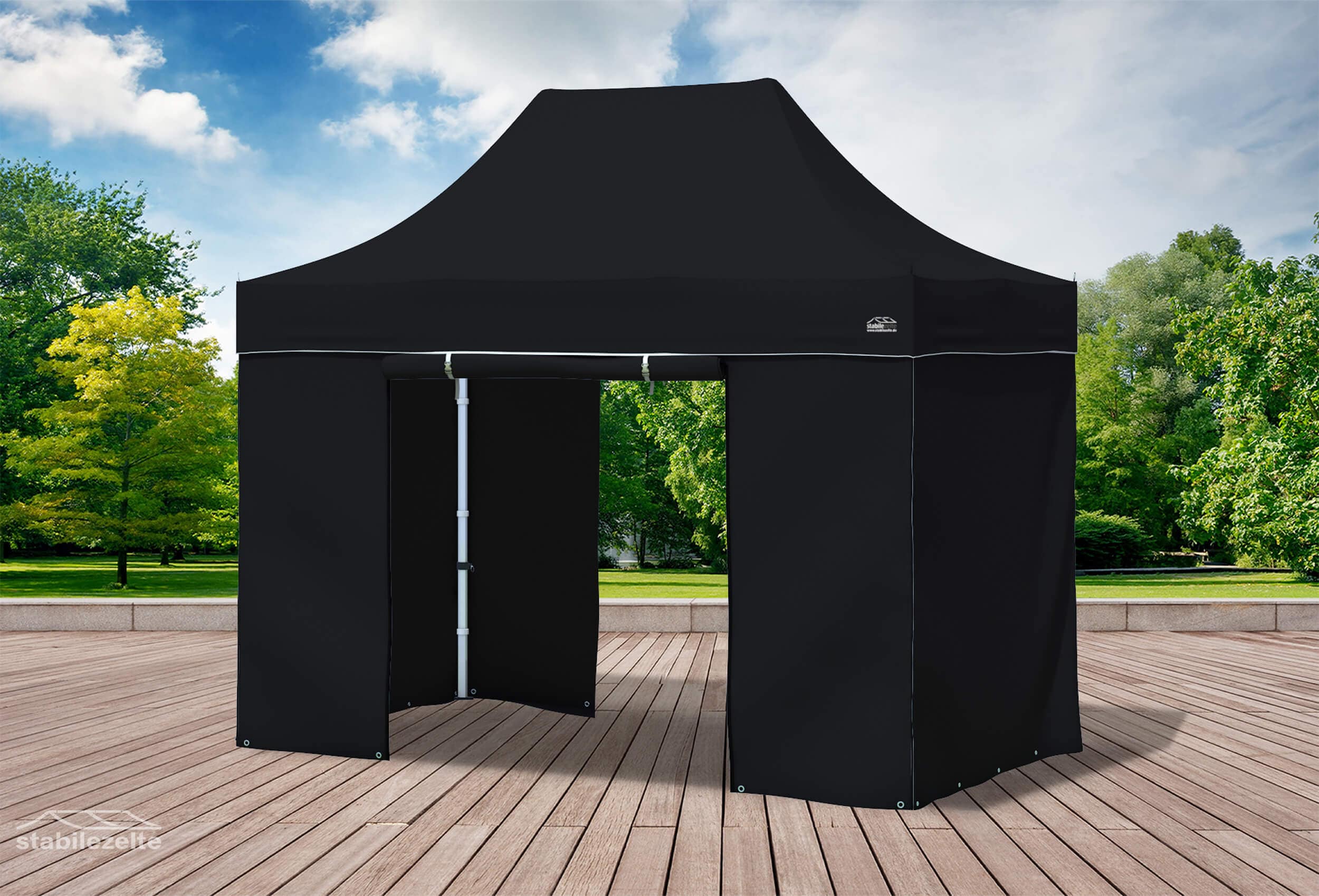 Schwarzer Faltpavillon mit geschlossenen Seitenteilen und Türen 3 x 2m in einem Park