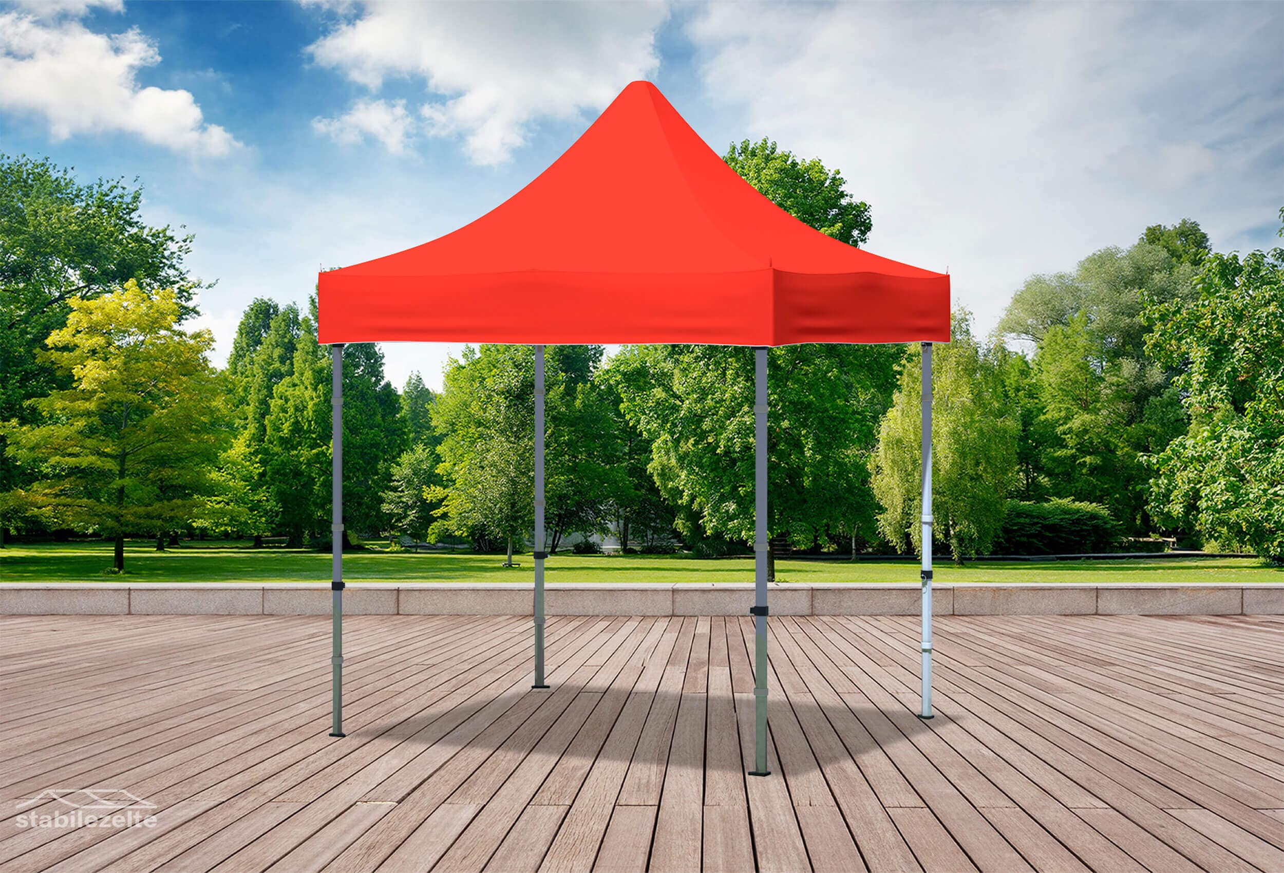 Roter Faltpavillon ohne Seitenteile 2 x 2m in einem Park