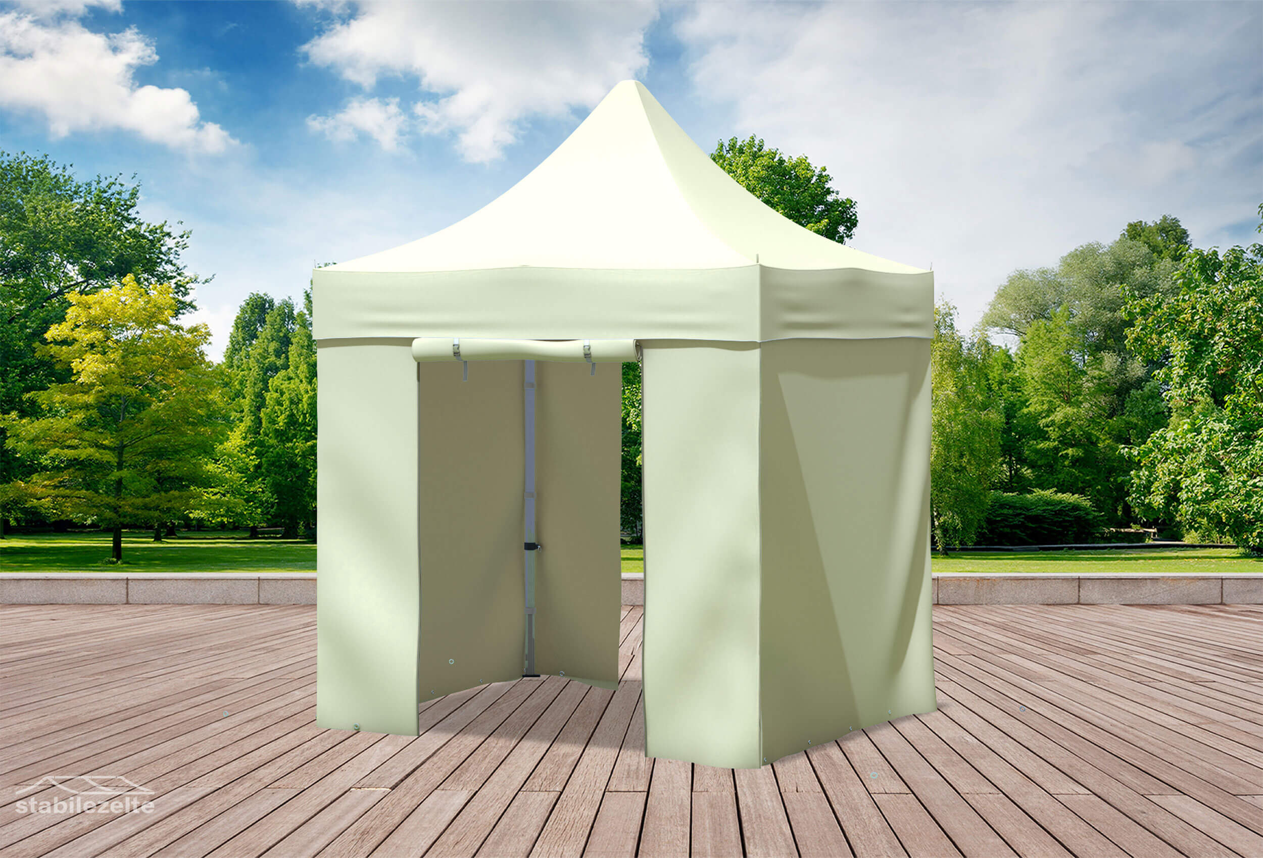 Beiger Faltpavillon mit geschlossenen Seitenteilen und Türen 2 x 2m in einem Park