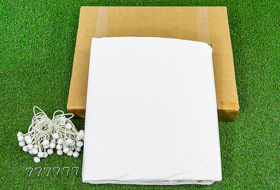 Lieferumfang einer weißen Dachplane mitsamt ausreichend Spanngummis und Dachhaken