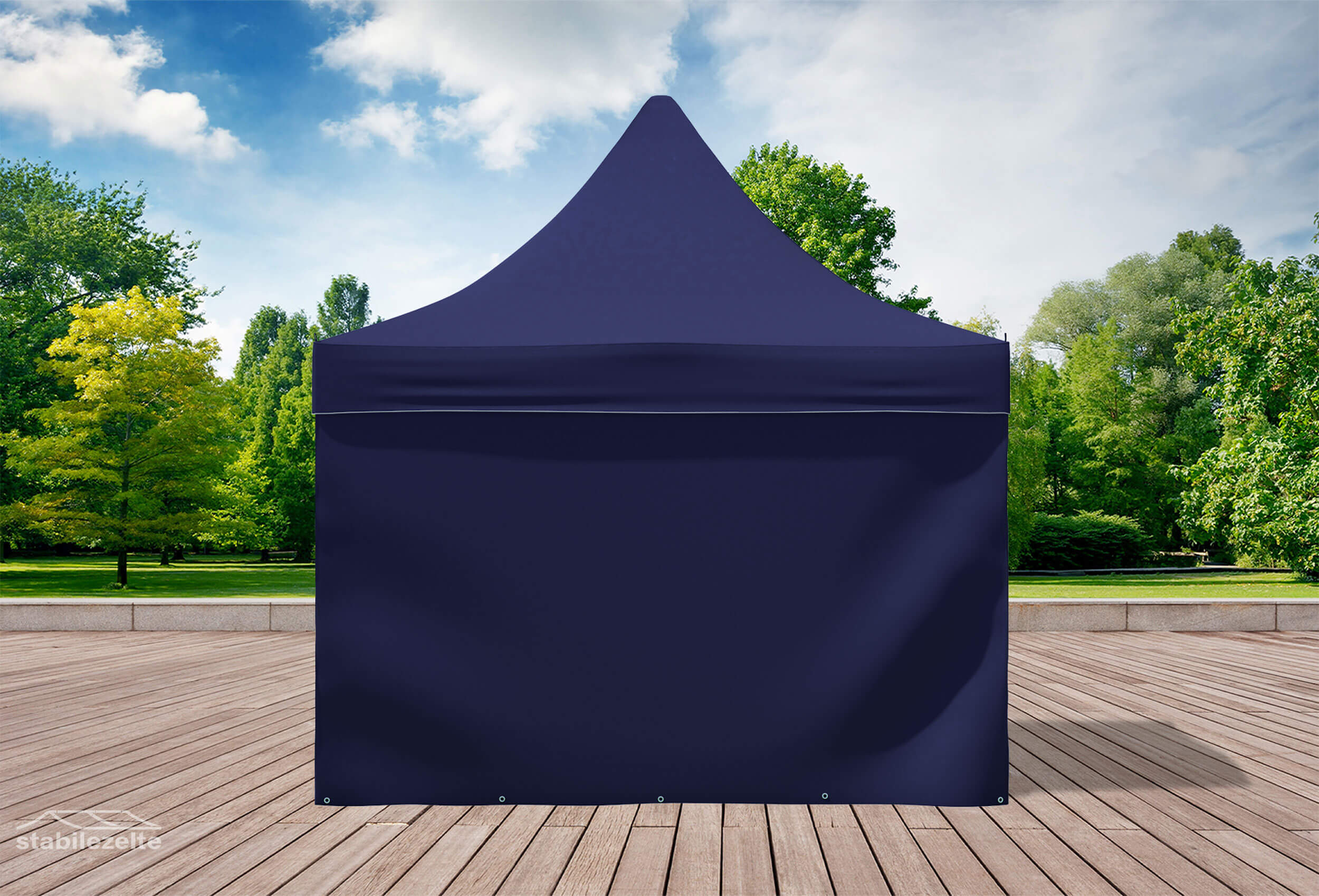 Blauer Faltpavillon mit geschlossenen Seitenteilen 3 x 3m in einem Park
