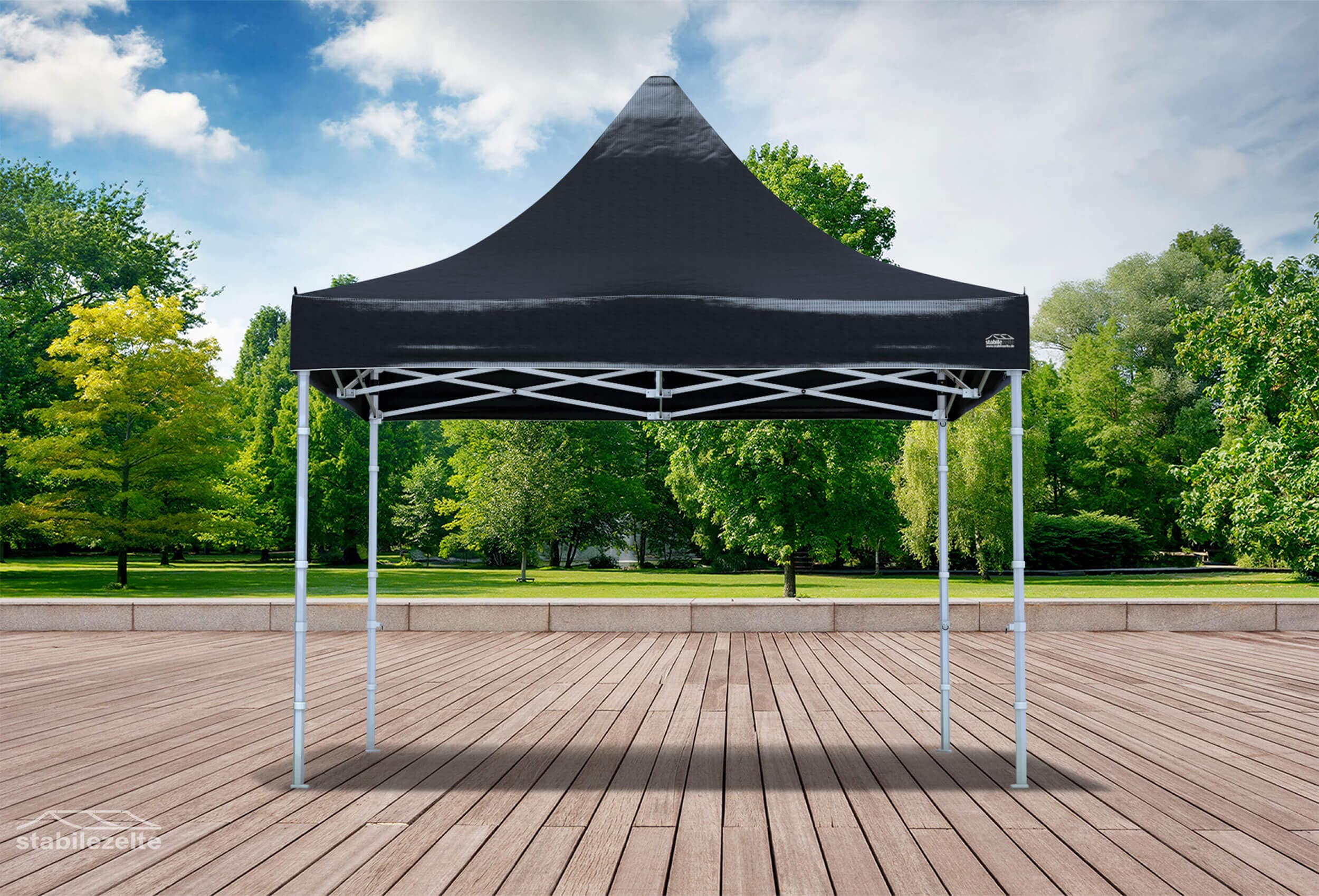 Schwarzer Faltpavillon ohne Seitenteile 3 x 3m in einem Park