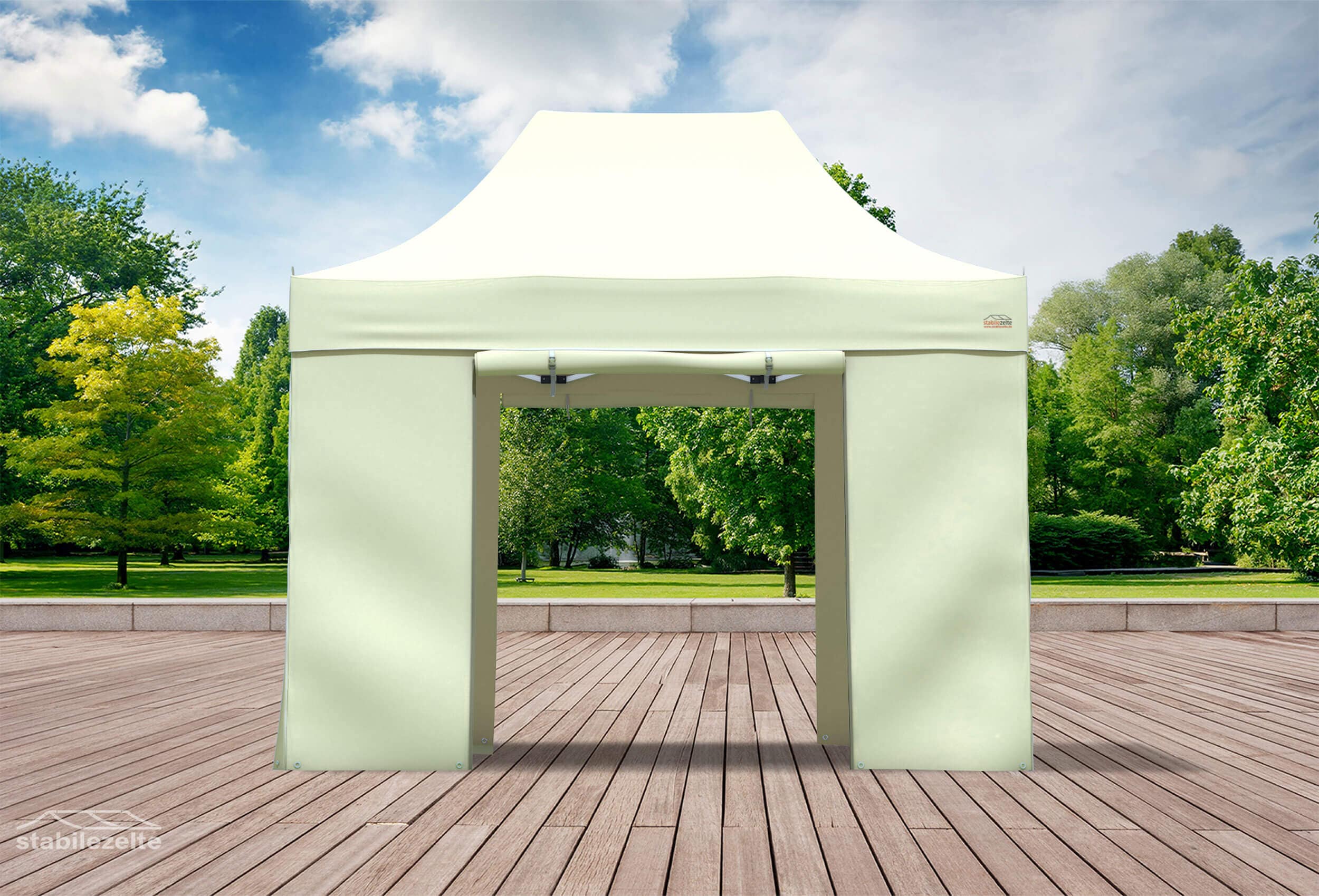 Beiger Faltpavillon mit geöffneten Türen 3 x 2m in einem Park
