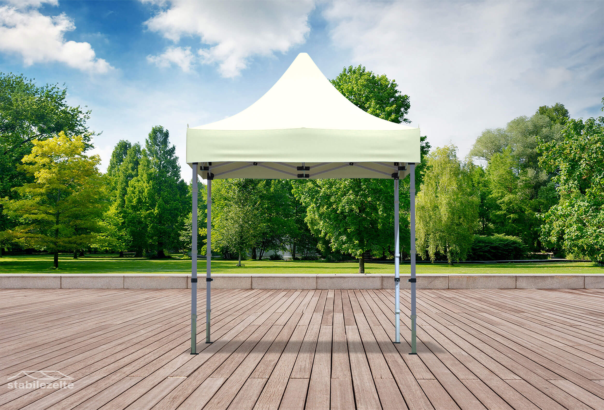 Beiger Faltpavillon ohne Seitenteile 2 x 2m in einem Park
