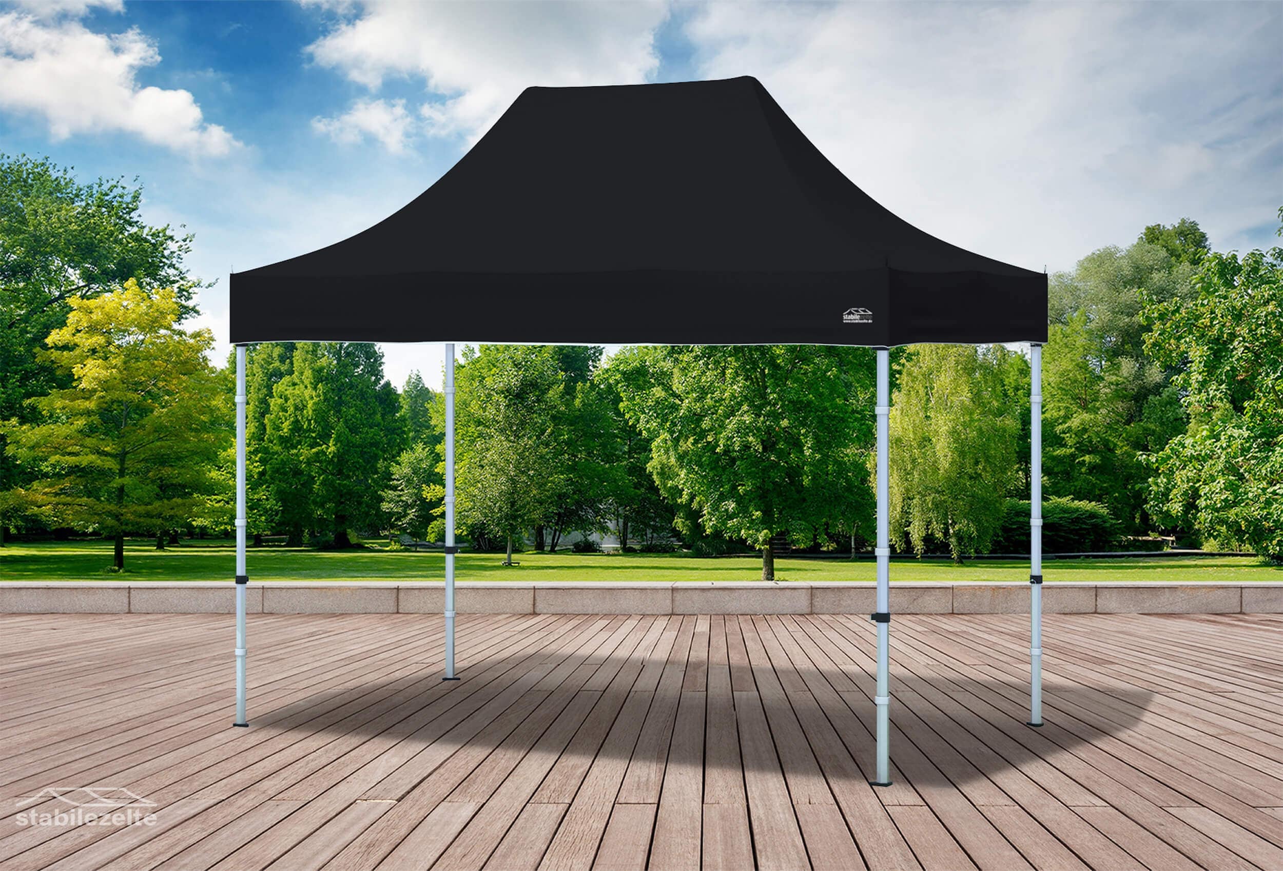 Schwarzer Faltpavillon ohne Seitenteile 3 x 2m in einem Park