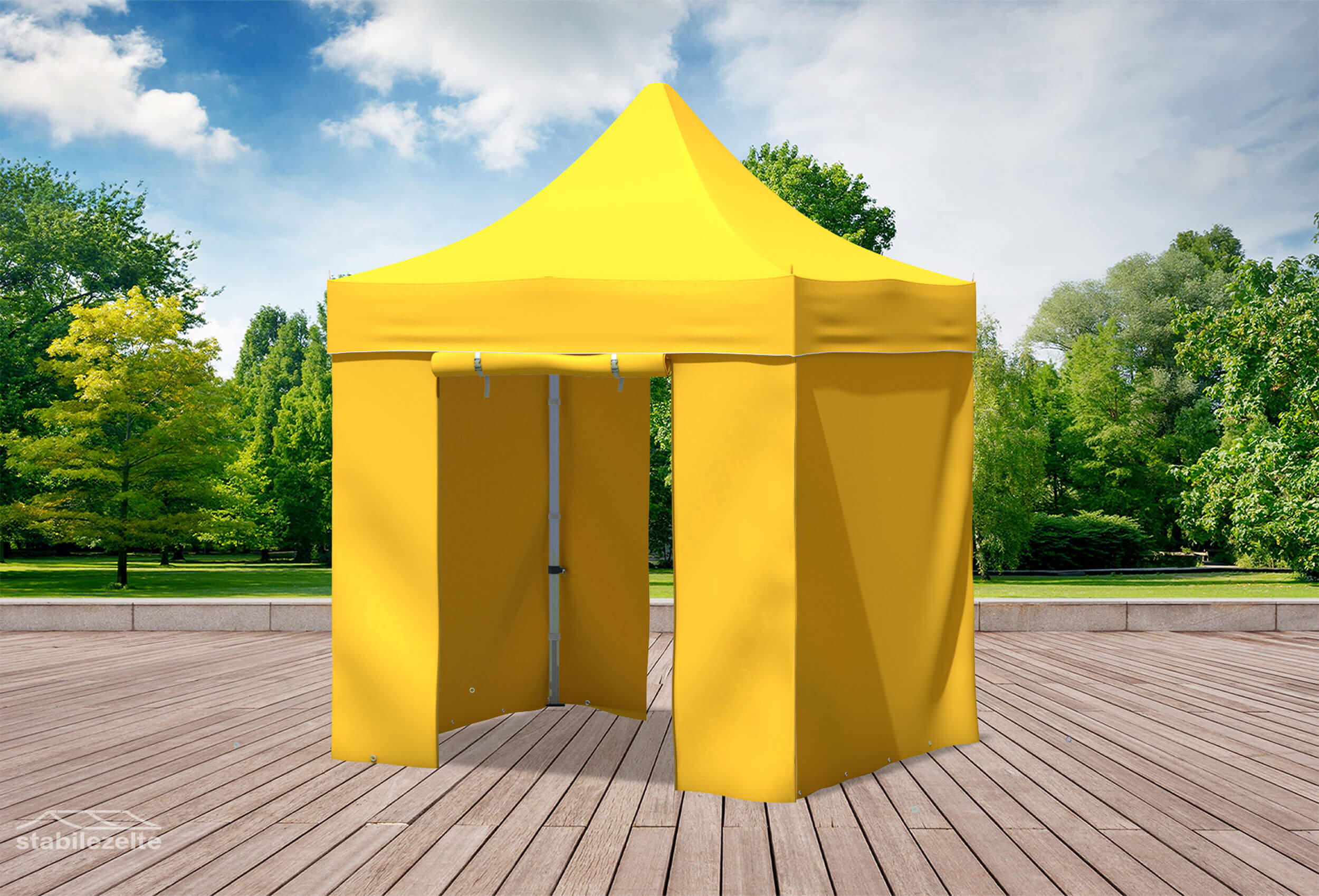 Gelber Faltpavillon mit geschlossenen Seitenteilen und Türen 2 x 2m in einem Park