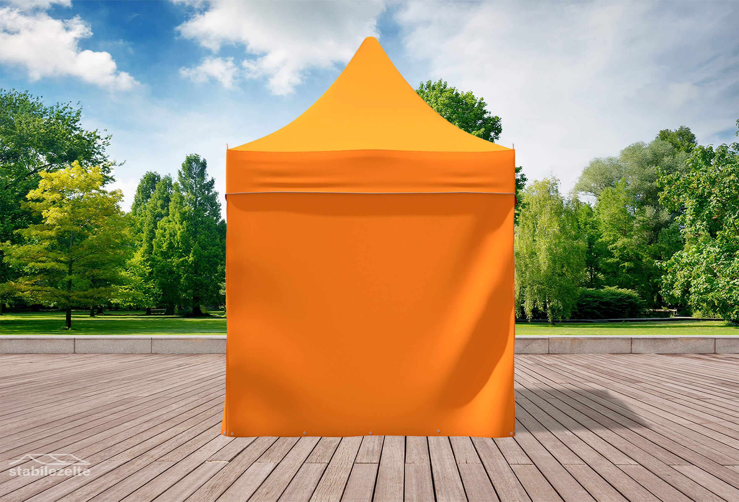 Orangener Faltpavillon mit geschlossenen Seitenteilen 3 x 2m in einem Park