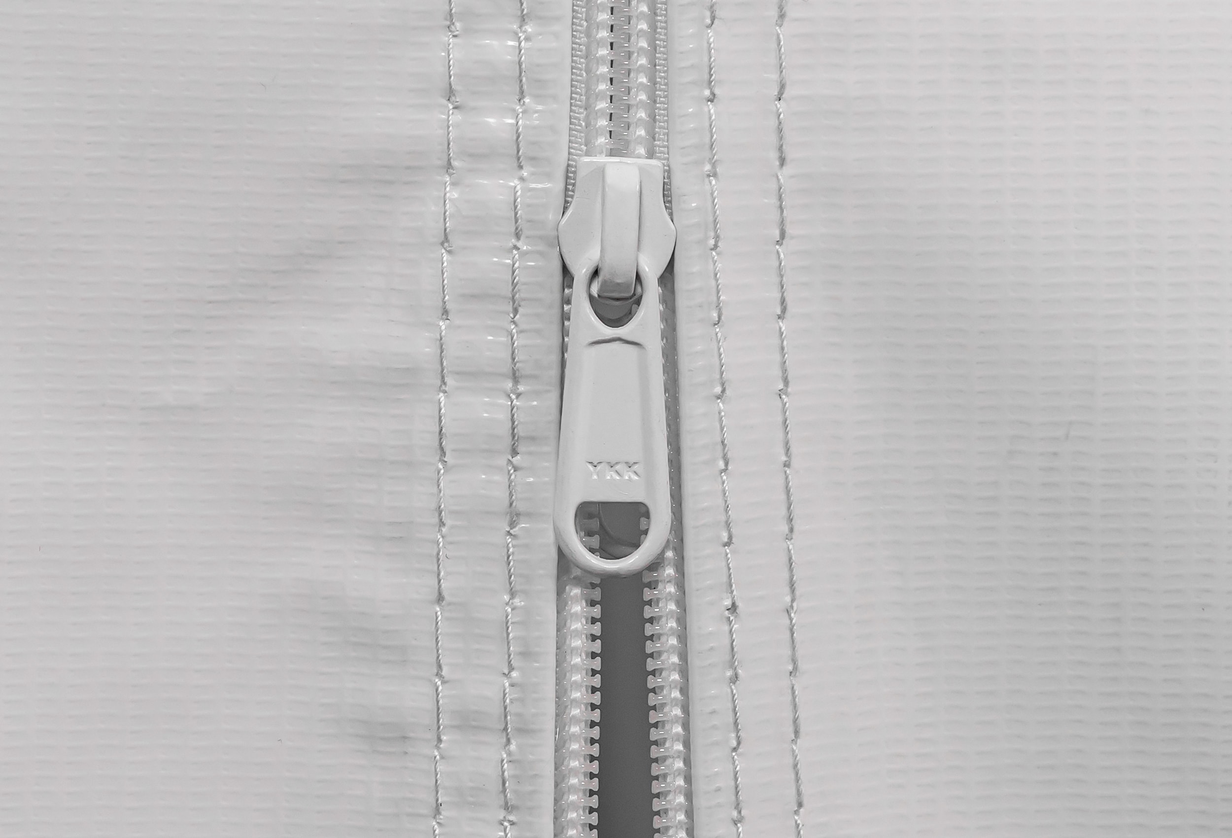 Detailansicht eines Reißverschlusses beim Giebelteil mit Tür der Partyzelt Serie Modular