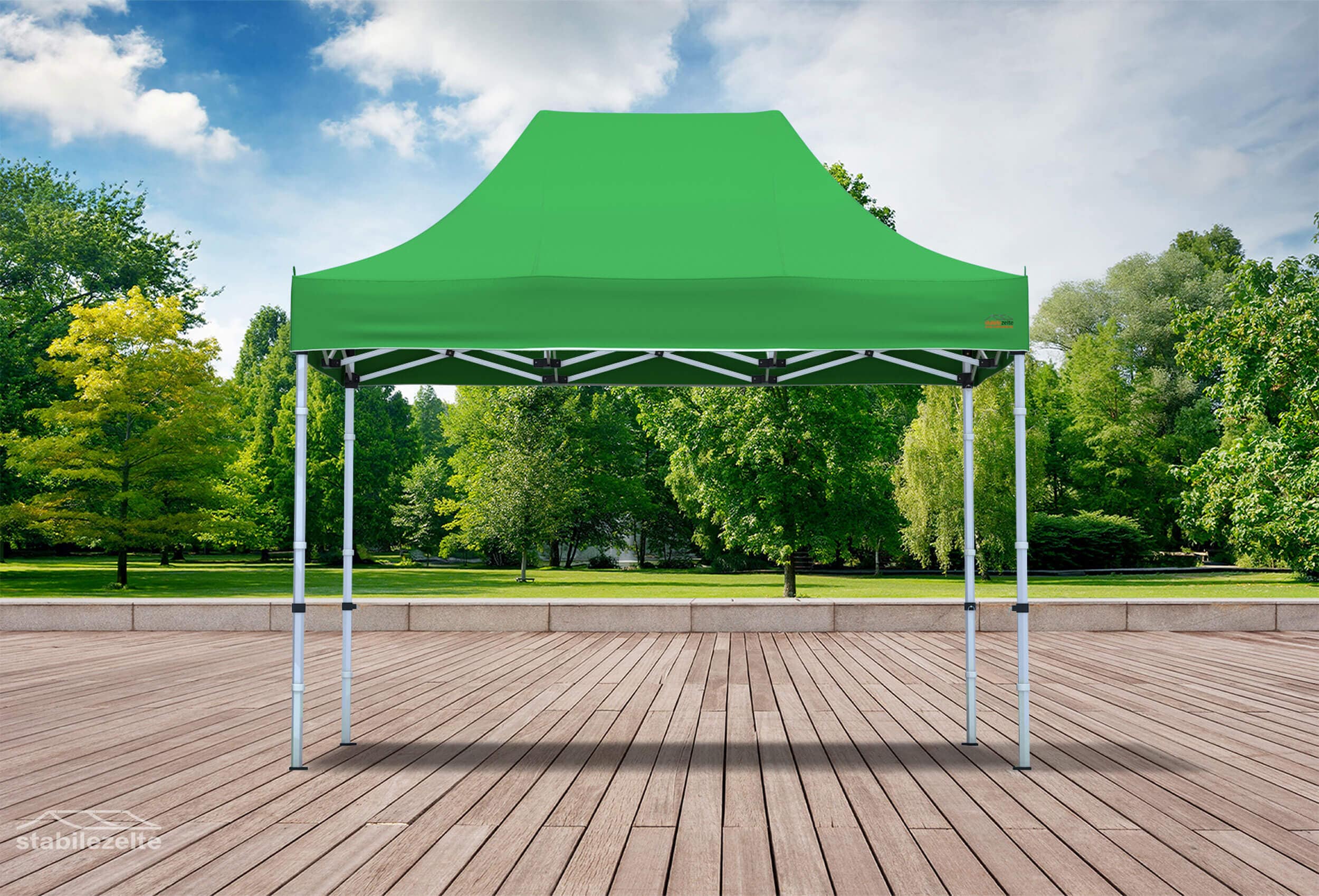 Grüner Faltpavillon ohne Seitenteile 3 x 2m in einem Park
