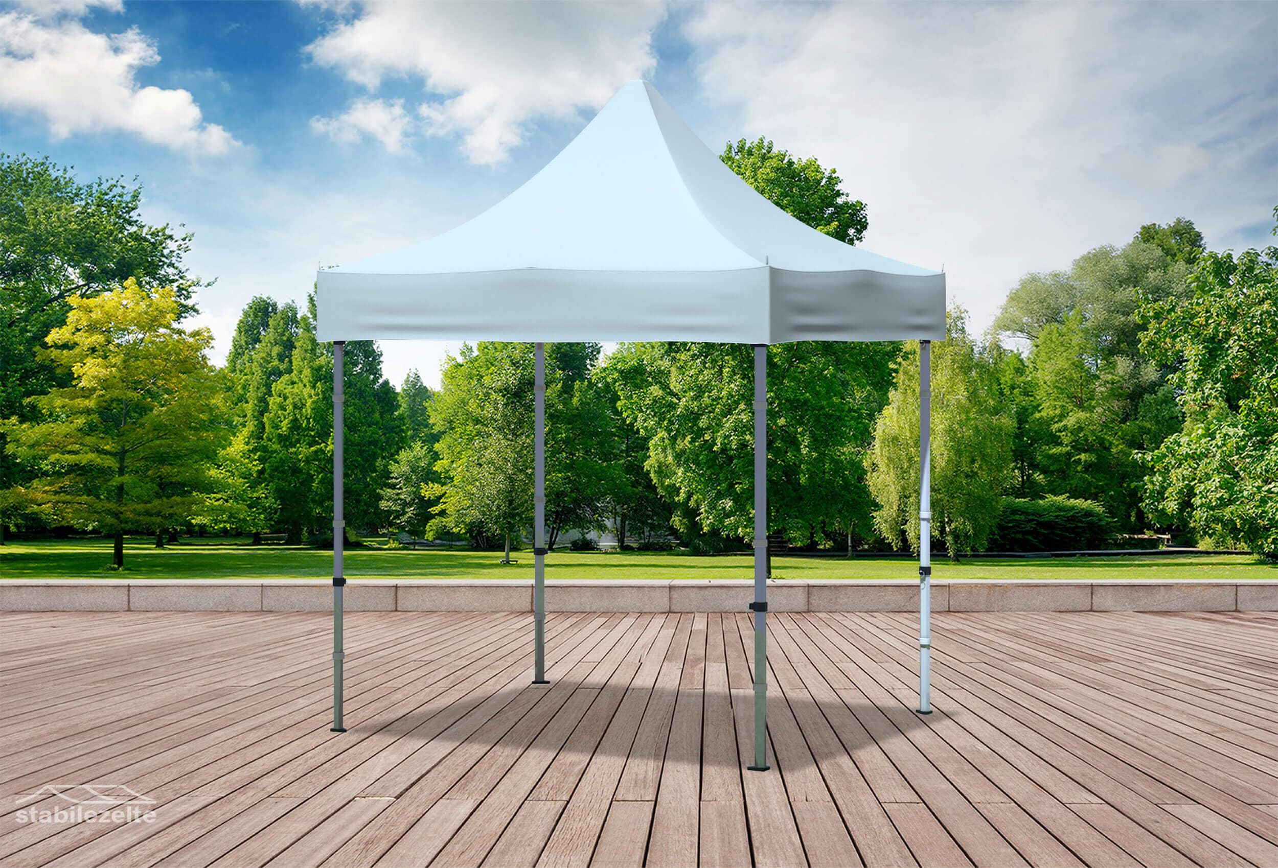 Grauer Faltpavillon ohne Seitenteile 2 x 2m in einem Park