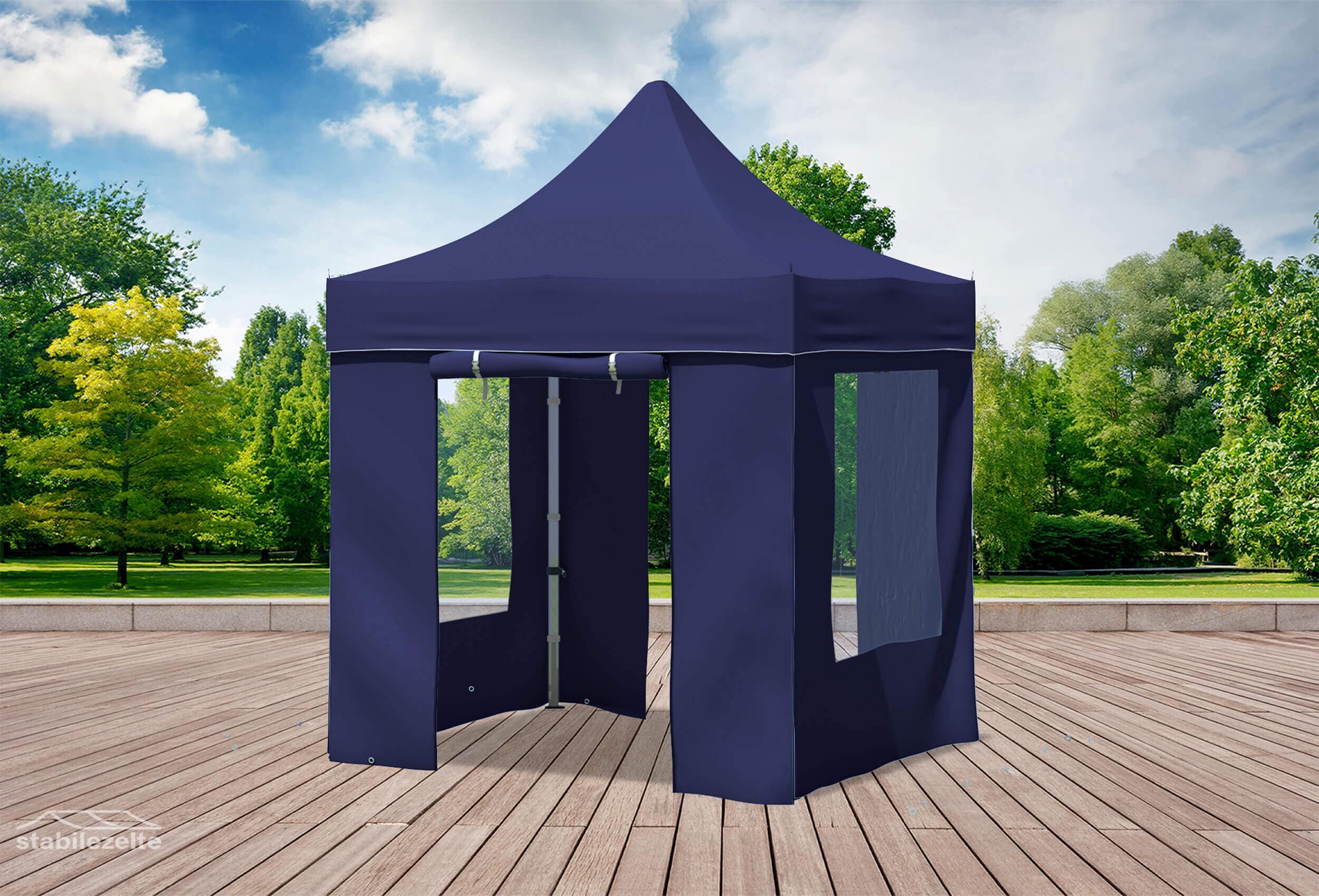 Blauer Faltpavillon mit Fenstern und Türen 2 x 2m in einem Park