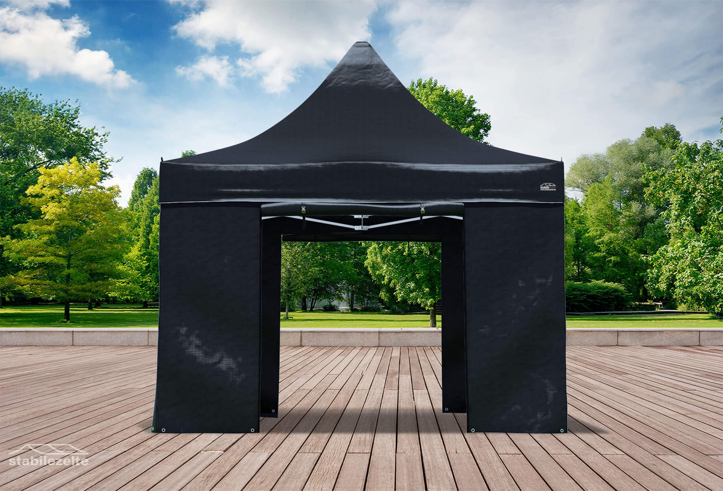 Schwarzer Faltpavillon mit geöffneten Türen 3 x 3m in einem Park