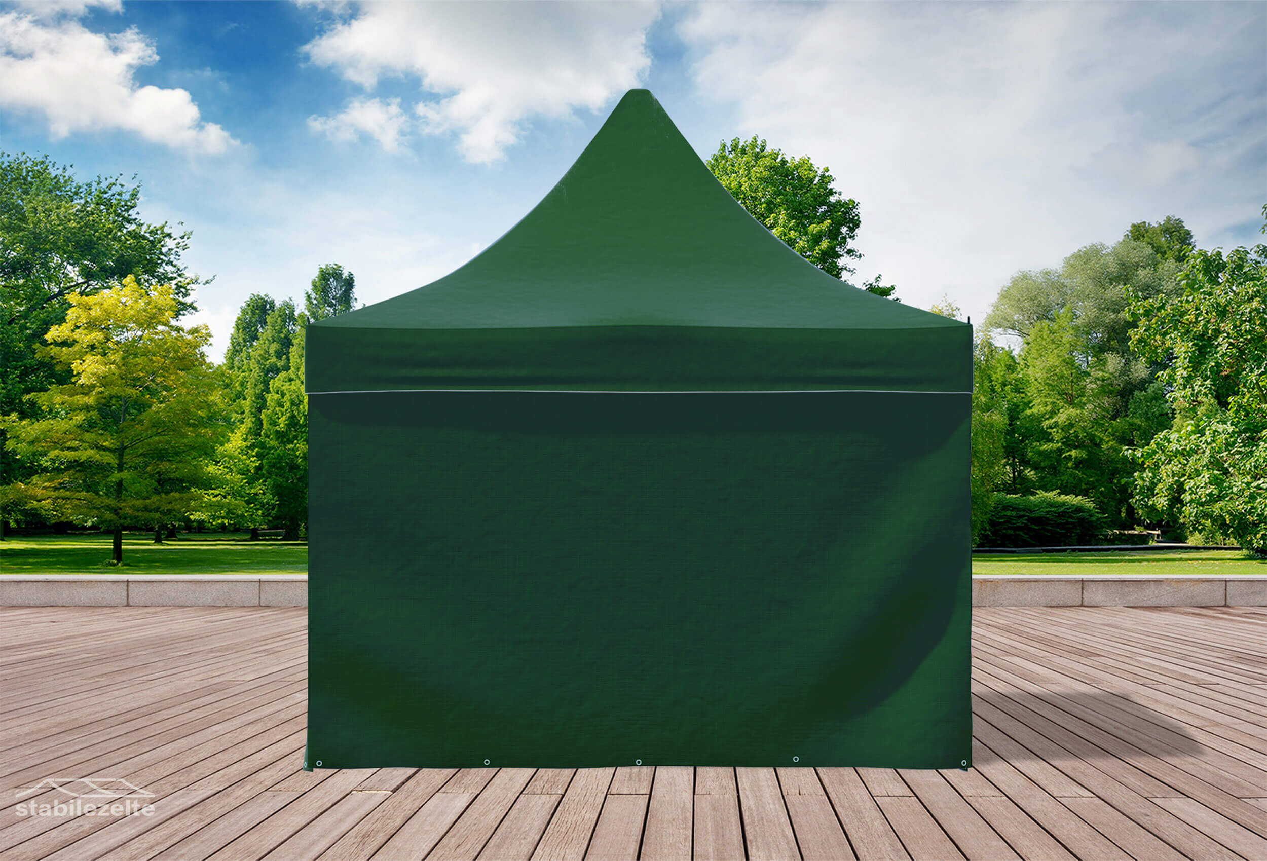 Grüner Faltpavillon mit geschlossenen Seitenteilen 3 x 3m in einem Park
