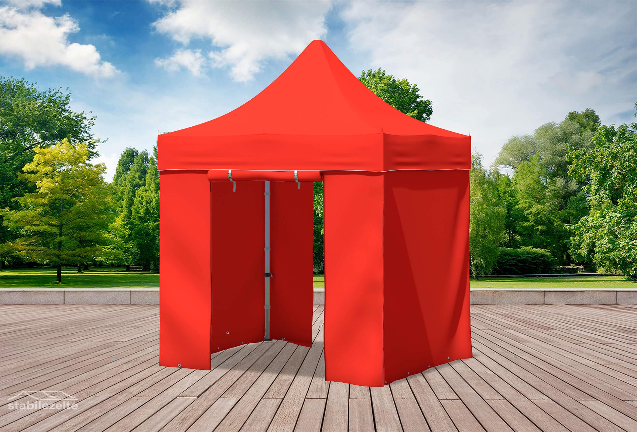 Roter Faltpavillon mit geschlossenen Seitenteilen und Türen 2 x 2m in einem Park