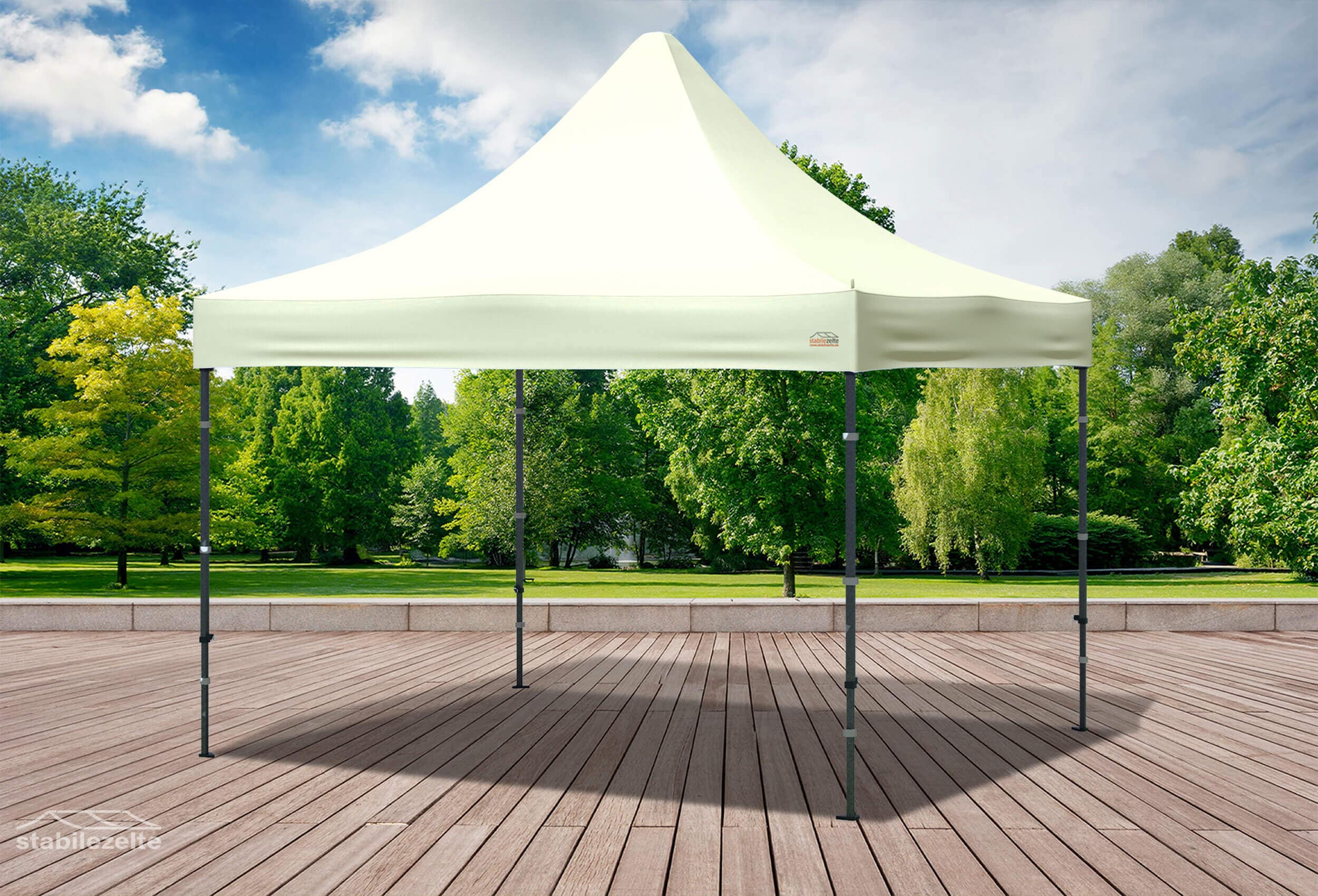 Beiger Faltpavillon ohne Seitenteile 3 x 3m in einem Park