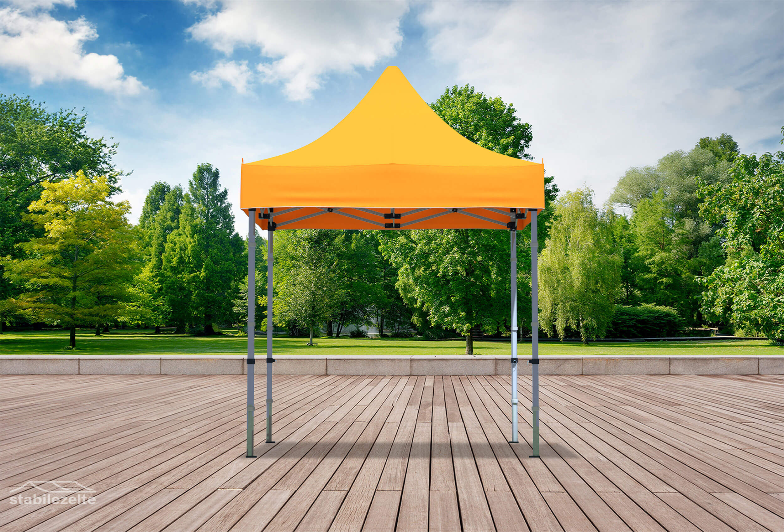 Orangener Faltpavillon ohne Seitenteile 2 x 2m in einem Park