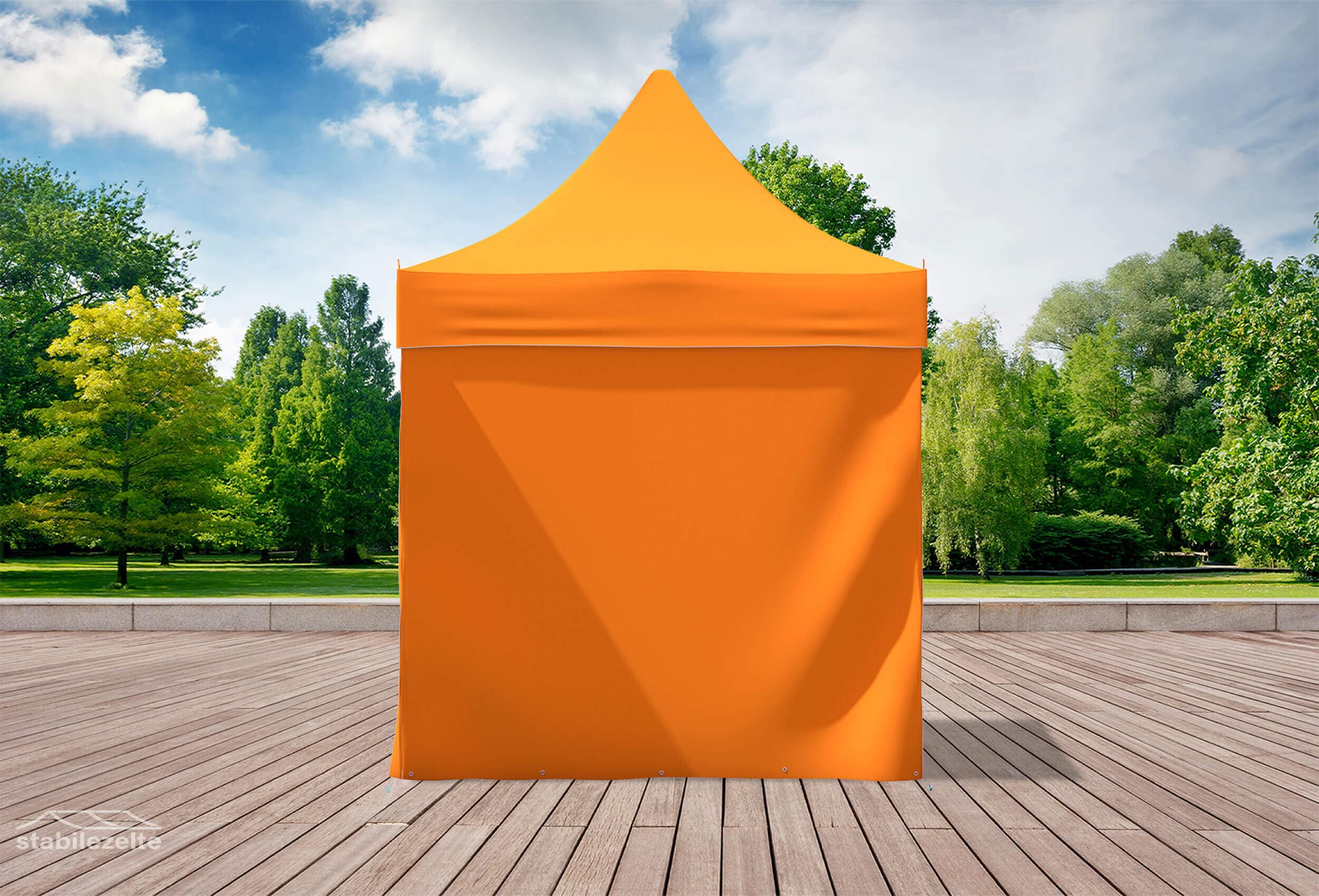 Orangener Faltpavillon mit geschlossenen Seitenteilen 2 x 2m in einem Park