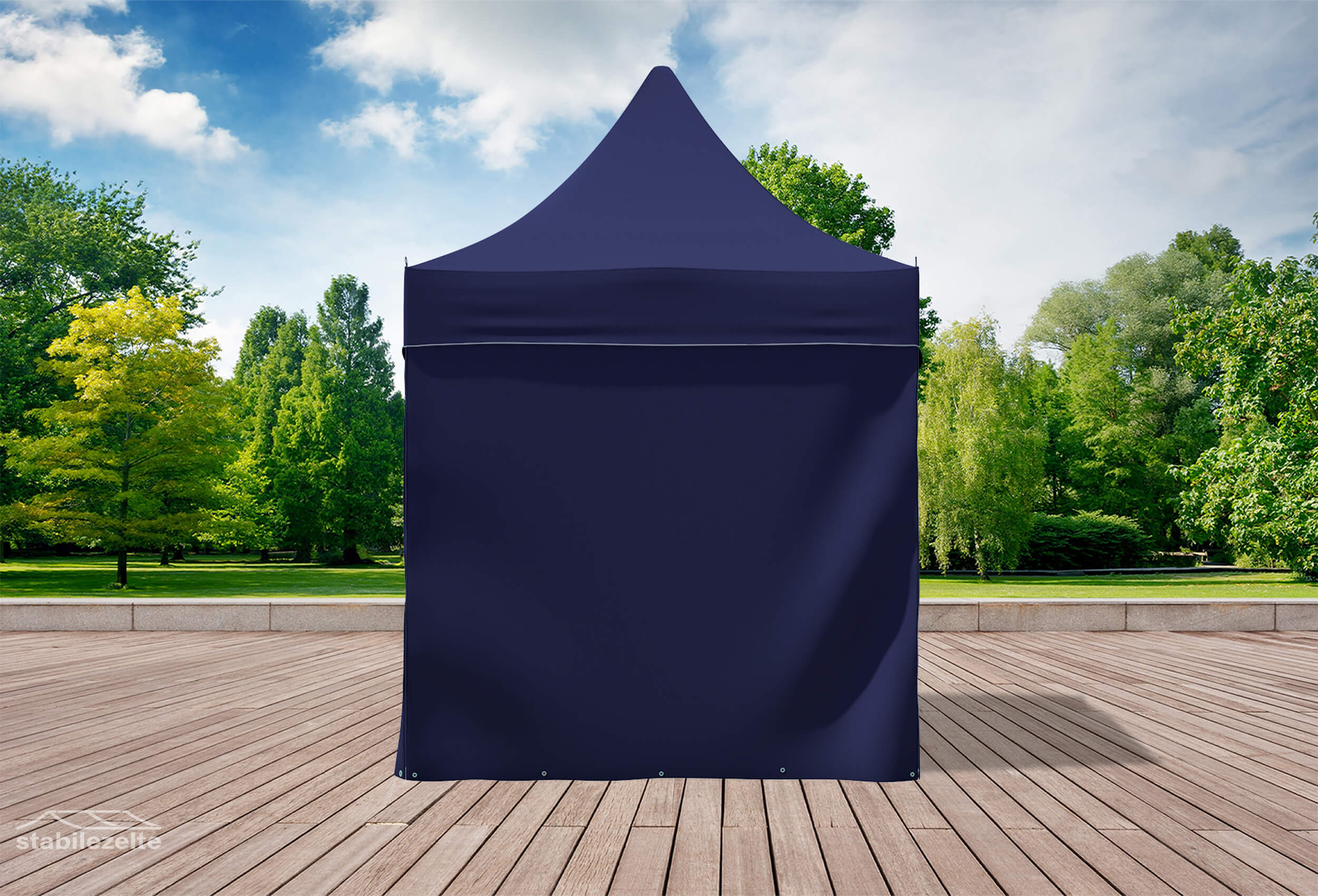 Blauer Faltpavillon mit geschlossenen Seitenteilen 3 x 2m in einem Park