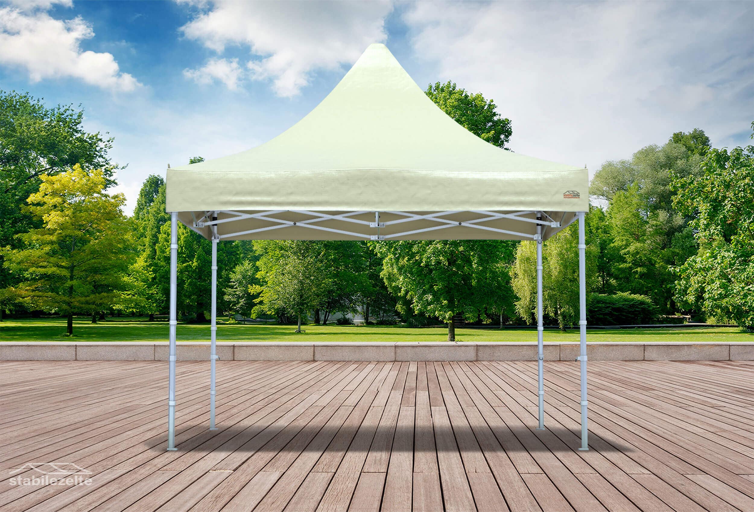 Beiger Faltpavillon ohne Seitenteile 3 x 3m in einem Park
