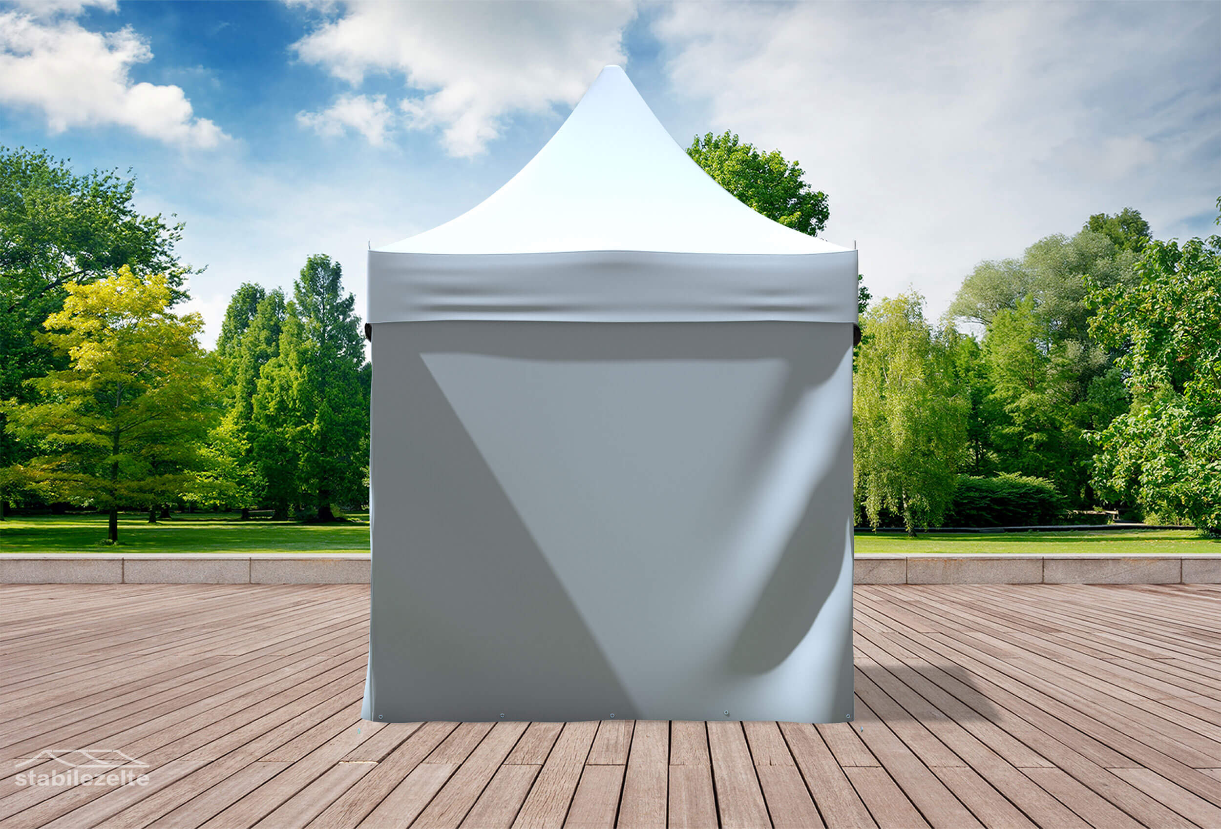 Weißer Faltpavillon mit geschlossenen Seitenteilen 2 x 2m in einem Park