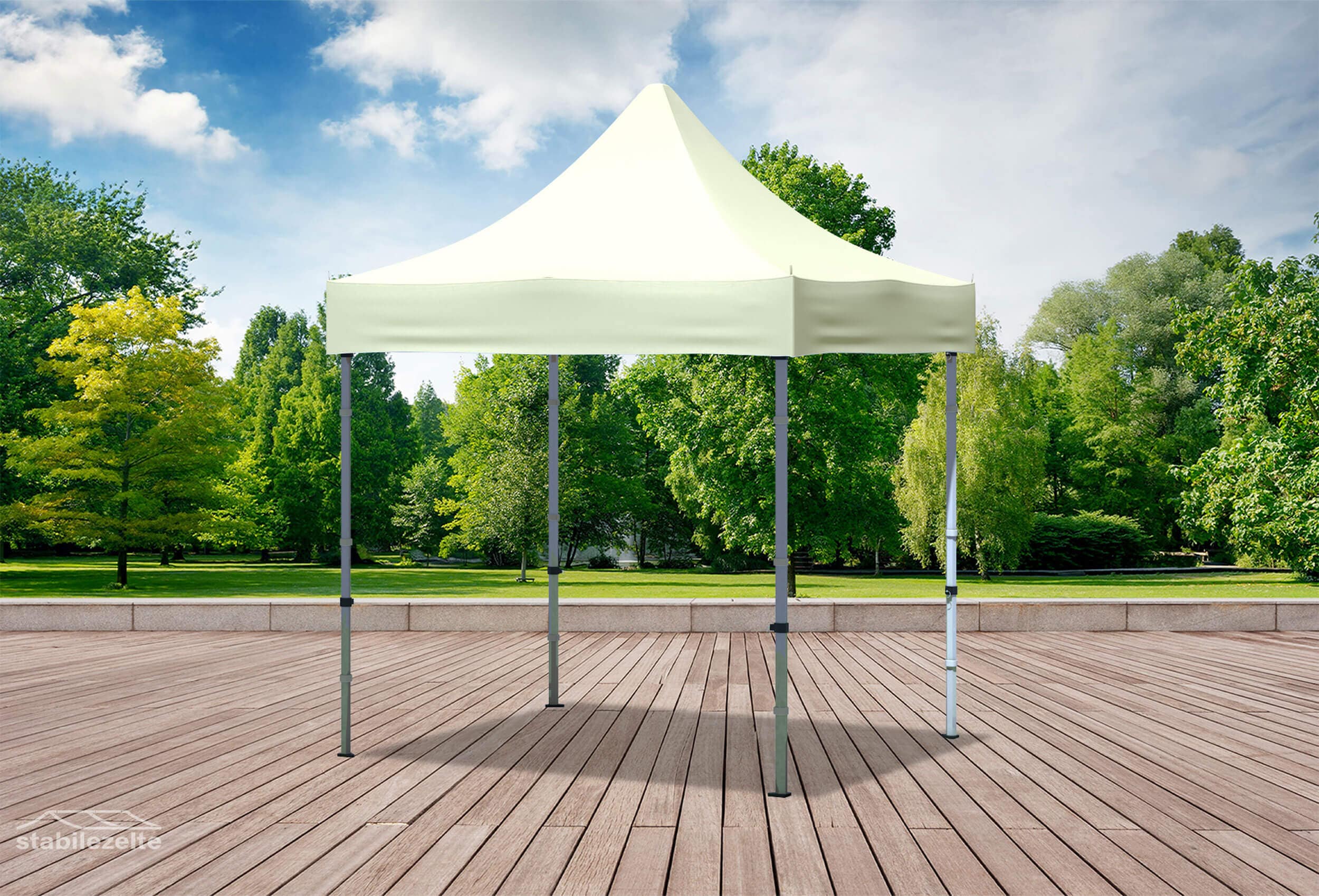 Beiger Faltpavillon ohne Seitenteile 2 x 2m in einem Park