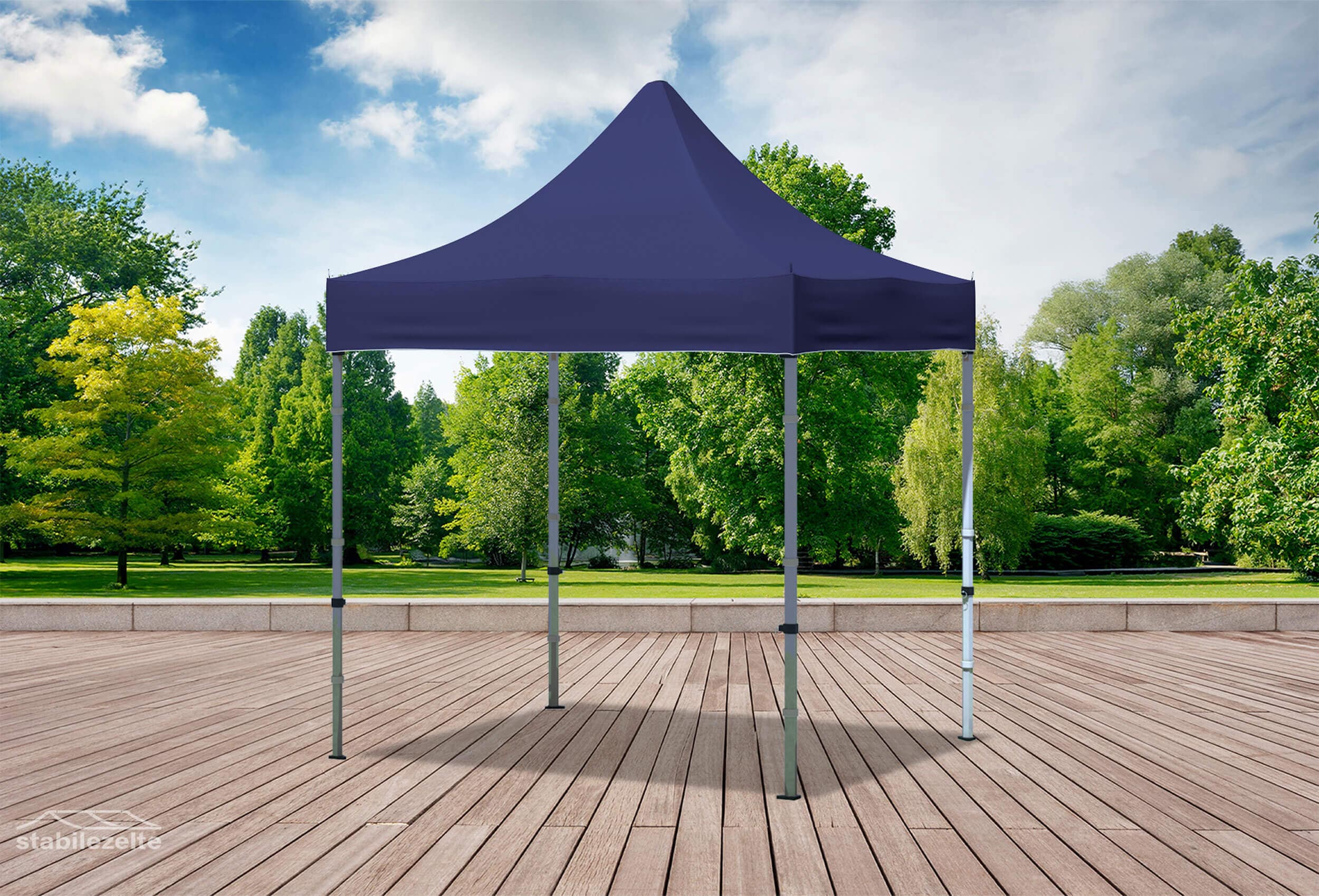 Blauer Faltpavillon ohne Seitenteile 2 x 2m in einem Park