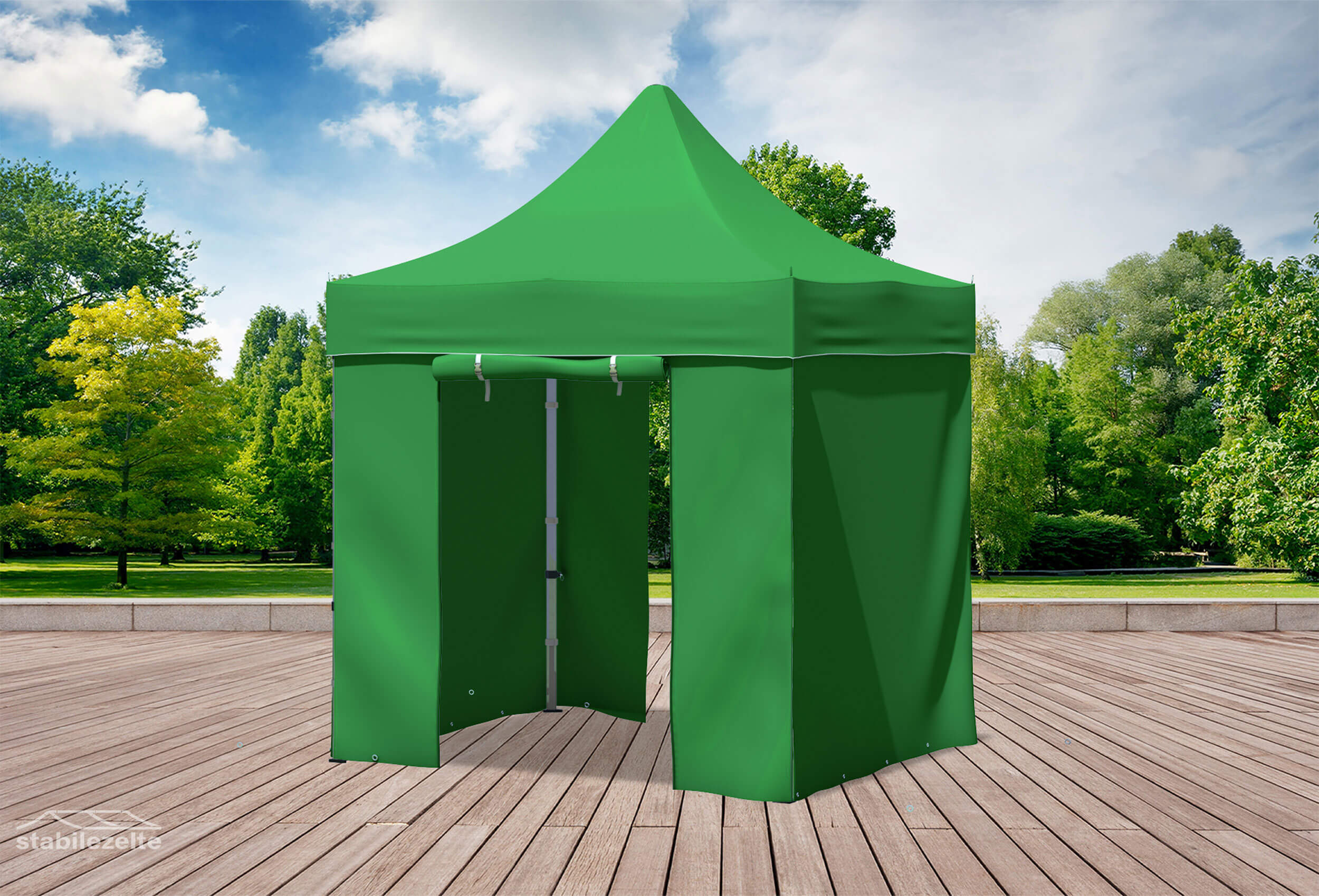 Grüner Faltpavillon mit geschlossenen Seitenteilen und Türen 2 x 2m in einem Park