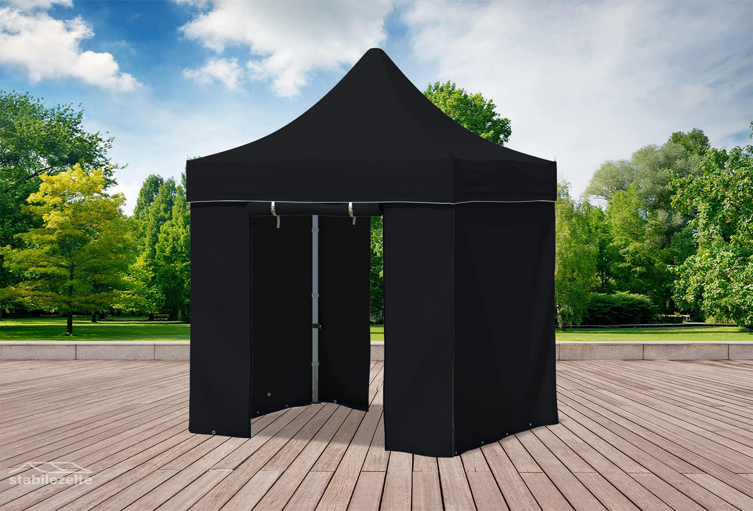 Schwarzer Faltpavillon mit geschlossenen Seitenteilen und Türen 2 x 2m in einem Park