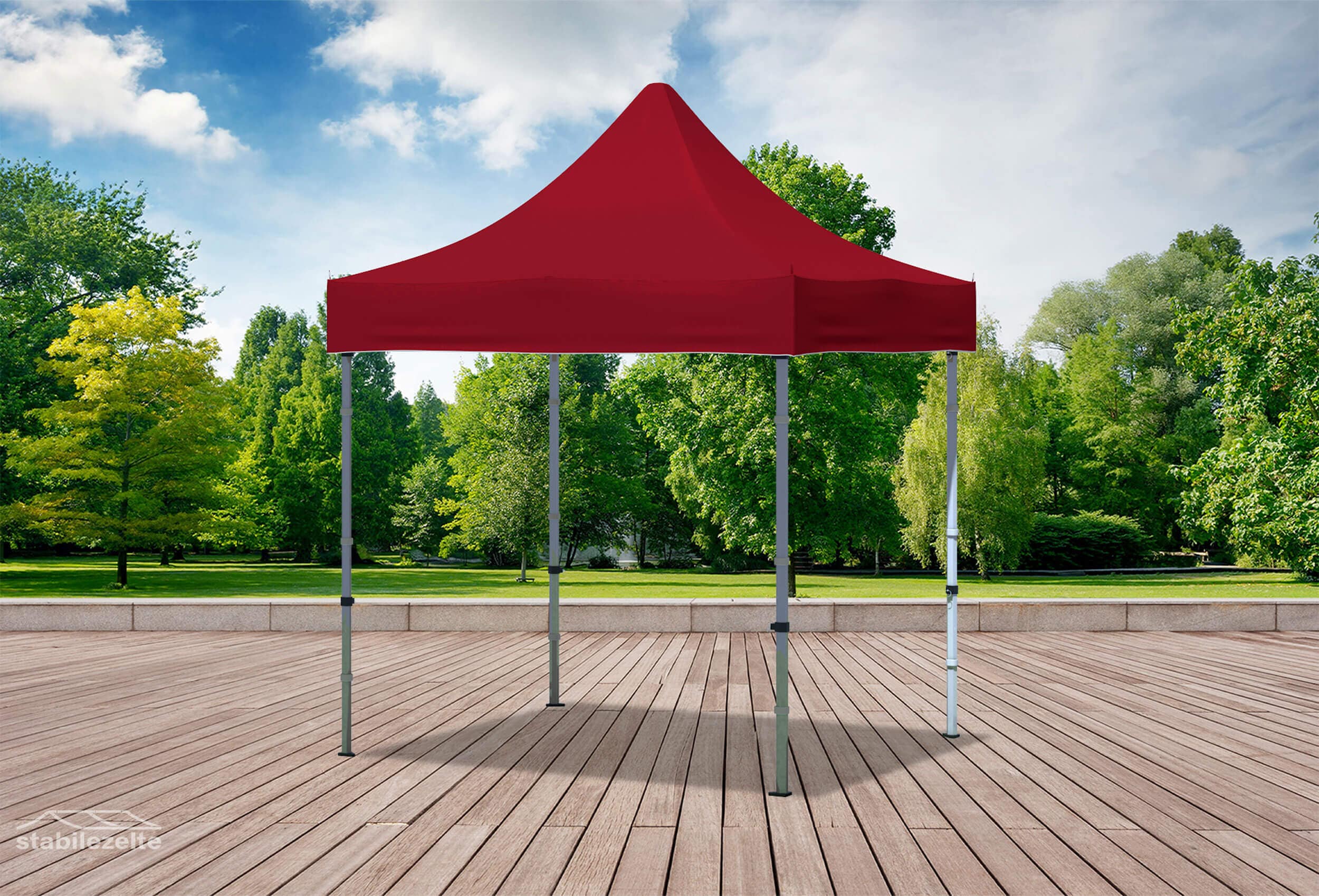 Bordeauxfarbener Faltpavillon ohne Seitenteile 2 x 2m in einem Park