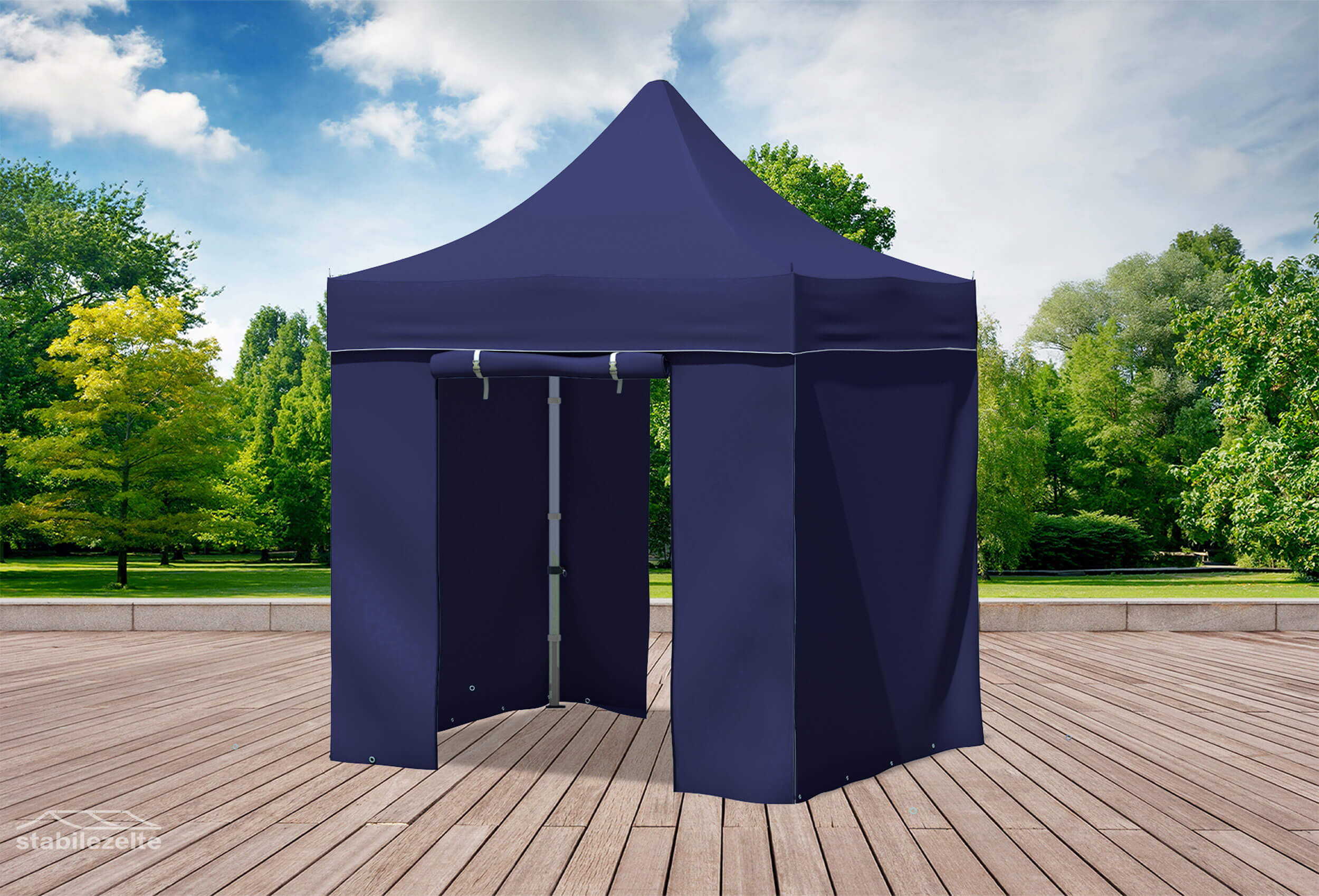 Blauer Faltpavillon mit geschlossenen Seitenteilen und Türen 2 x 2m in einem Park