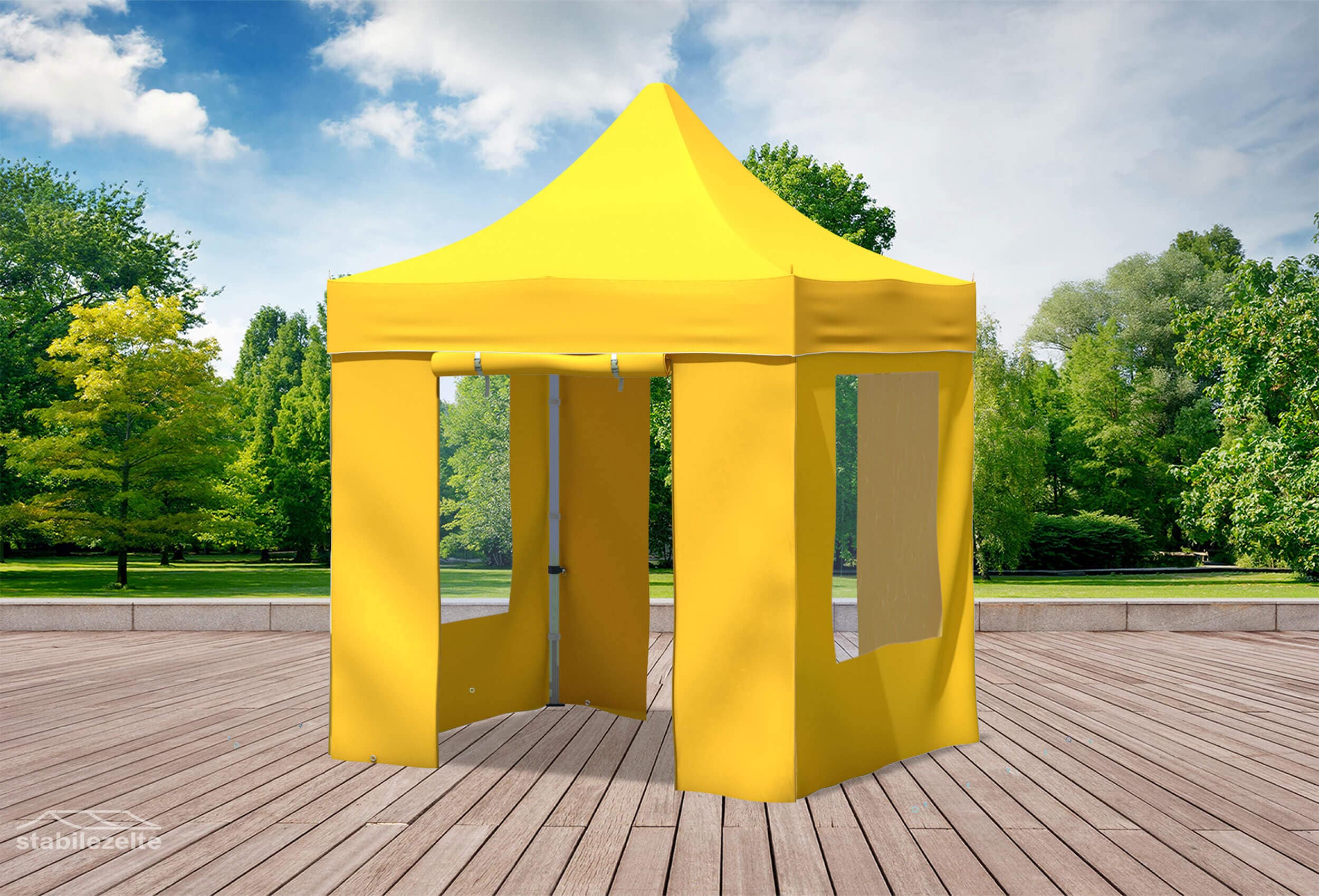 Gelber Faltpavillon mit Fenstern und Türen 2 x 2m in einem Park