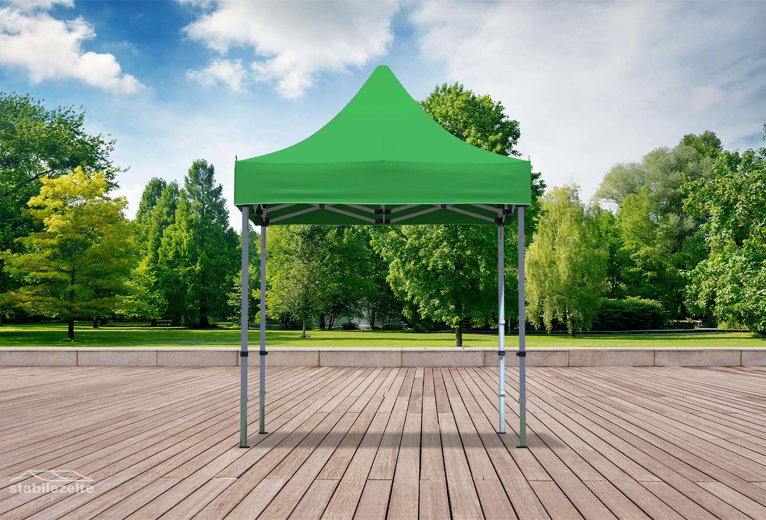 Grüner Faltpavillon ohne Seitenteile 2 x 2m in einem Park