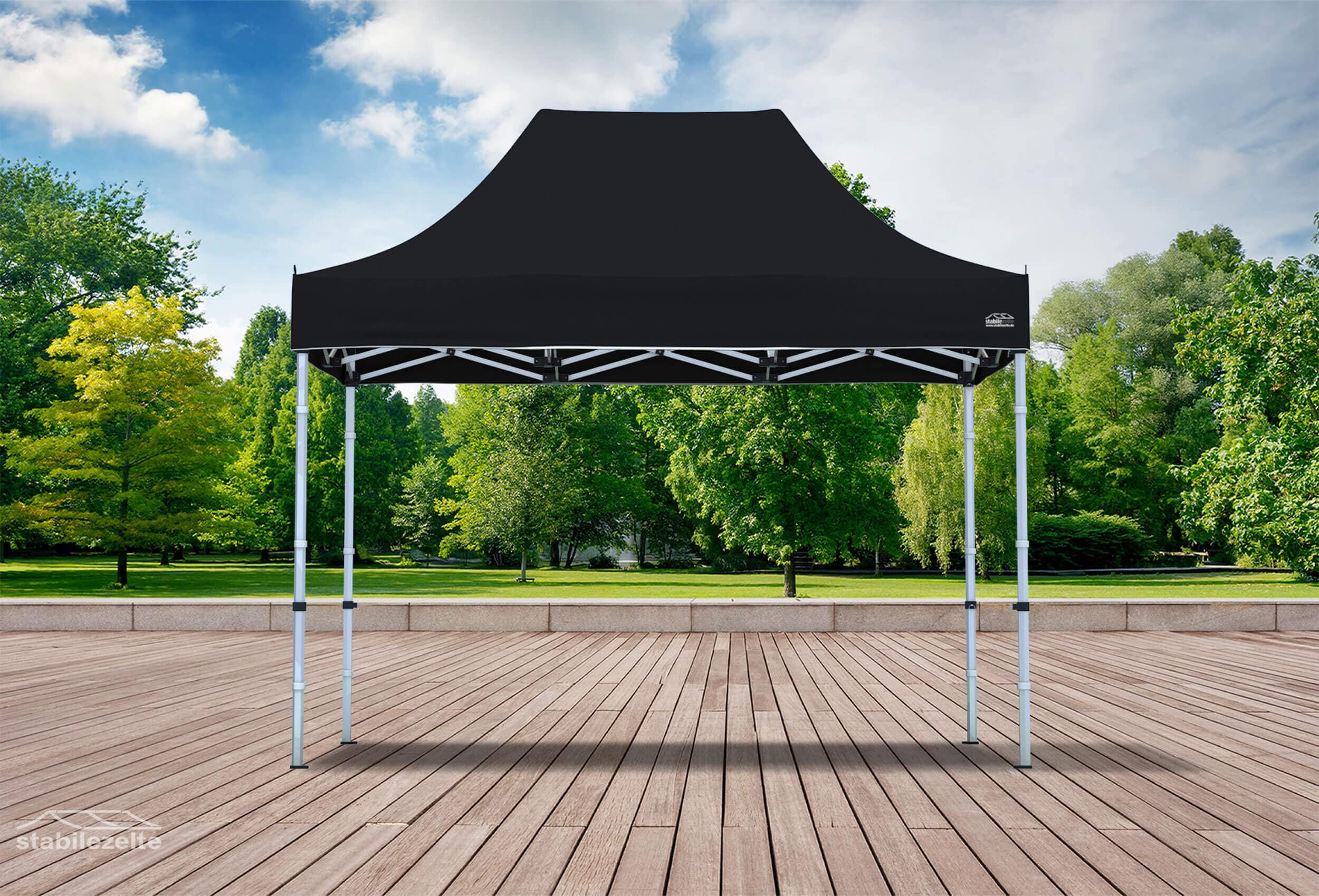 Schwarzer Faltpavillon ohne Seitenteile 3 x 2m in einem Park