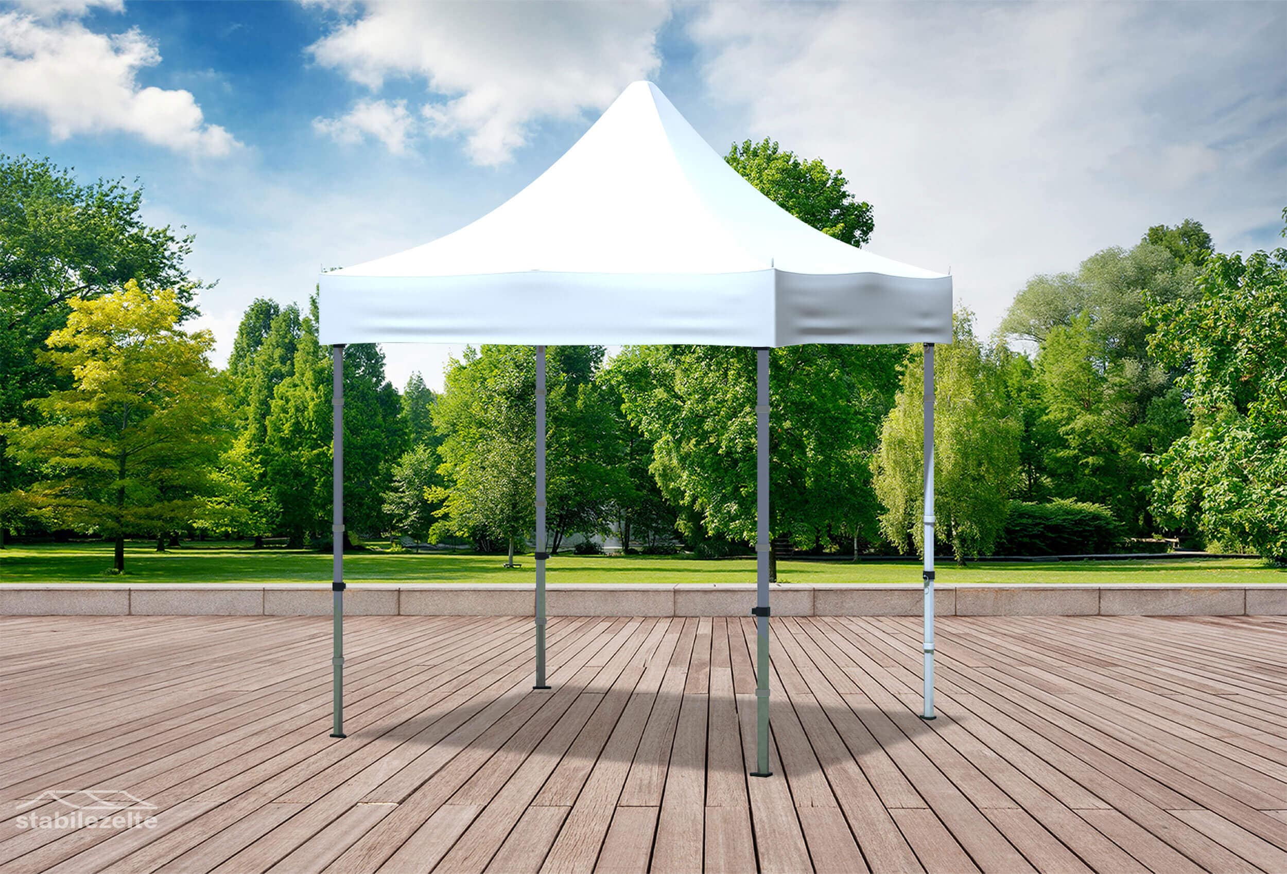 Weißer Faltpavillon ohne Seitenteile 2 x 2m in einem Park