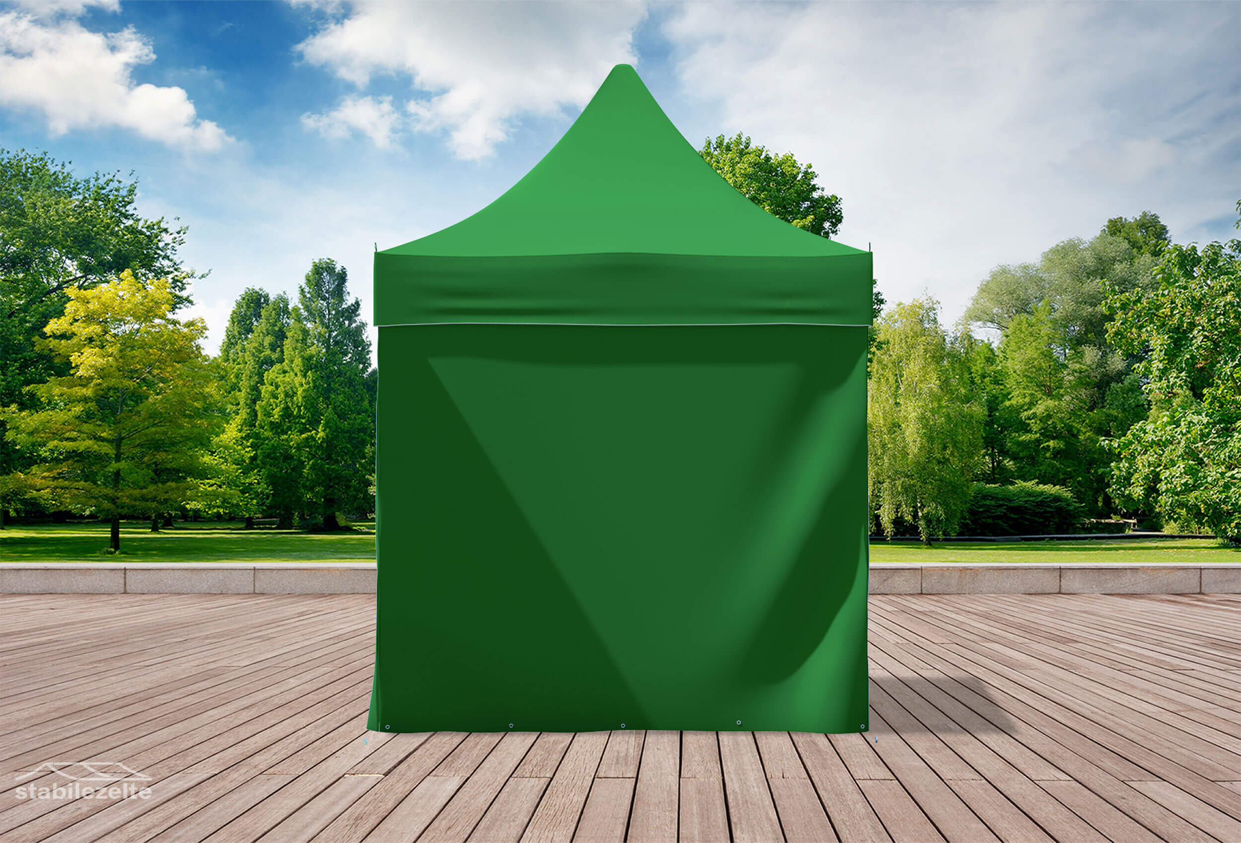 Grüner Faltpavillon mit geschlossenen Seitenteilen 2 x 2m in einem Park
