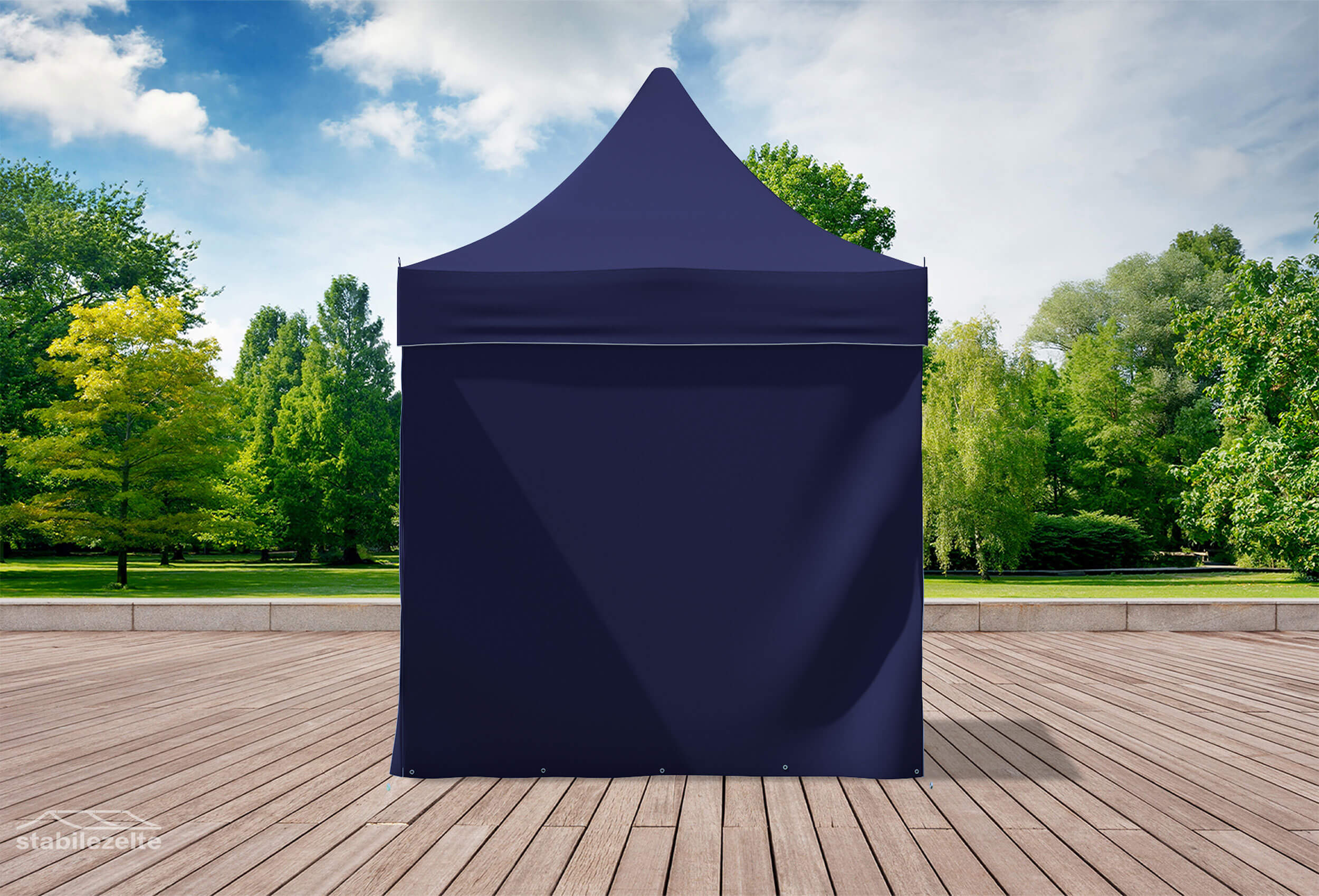 Blauer Faltpavillon mit geschlossenen Seitenteilen 2 x 2m in einem Park