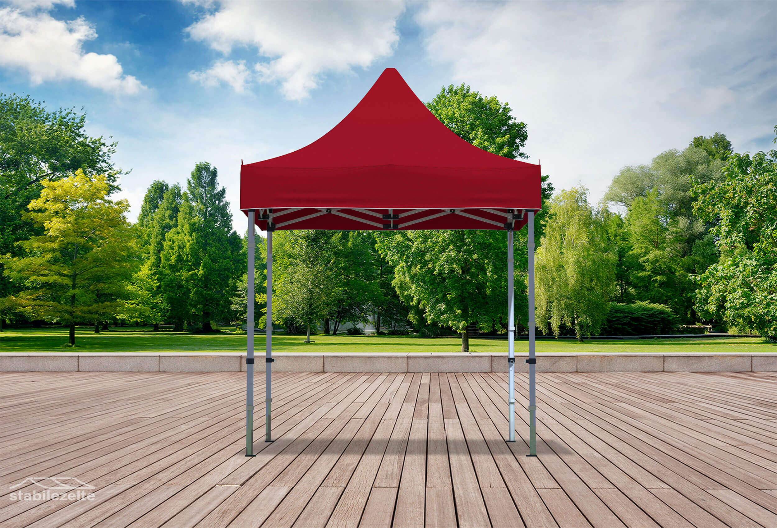 Bordeauxfarbener Faltpavillon ohne Seitenteile 2 x 2m in einem Park