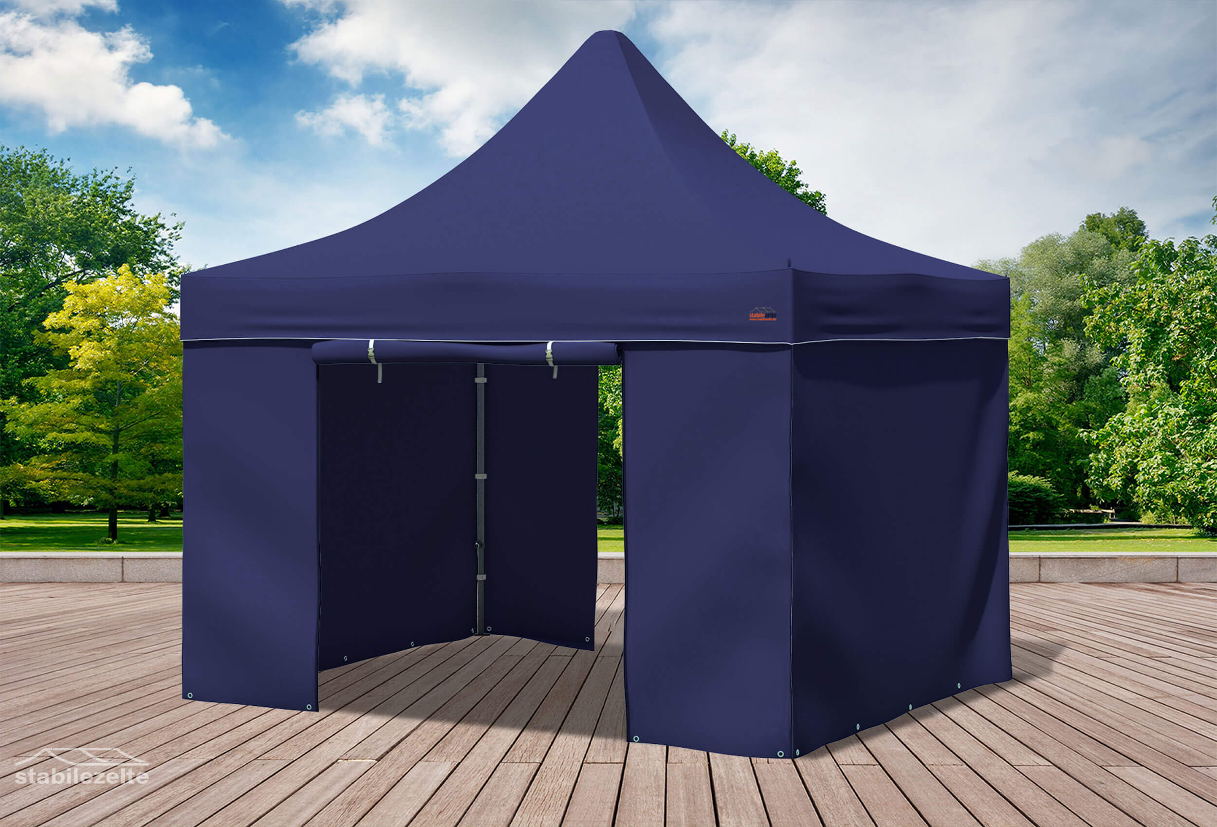 Blauer Faltpavillon mit geschlossenen Seitenteilen und Türen 3 x 3m in einem Park